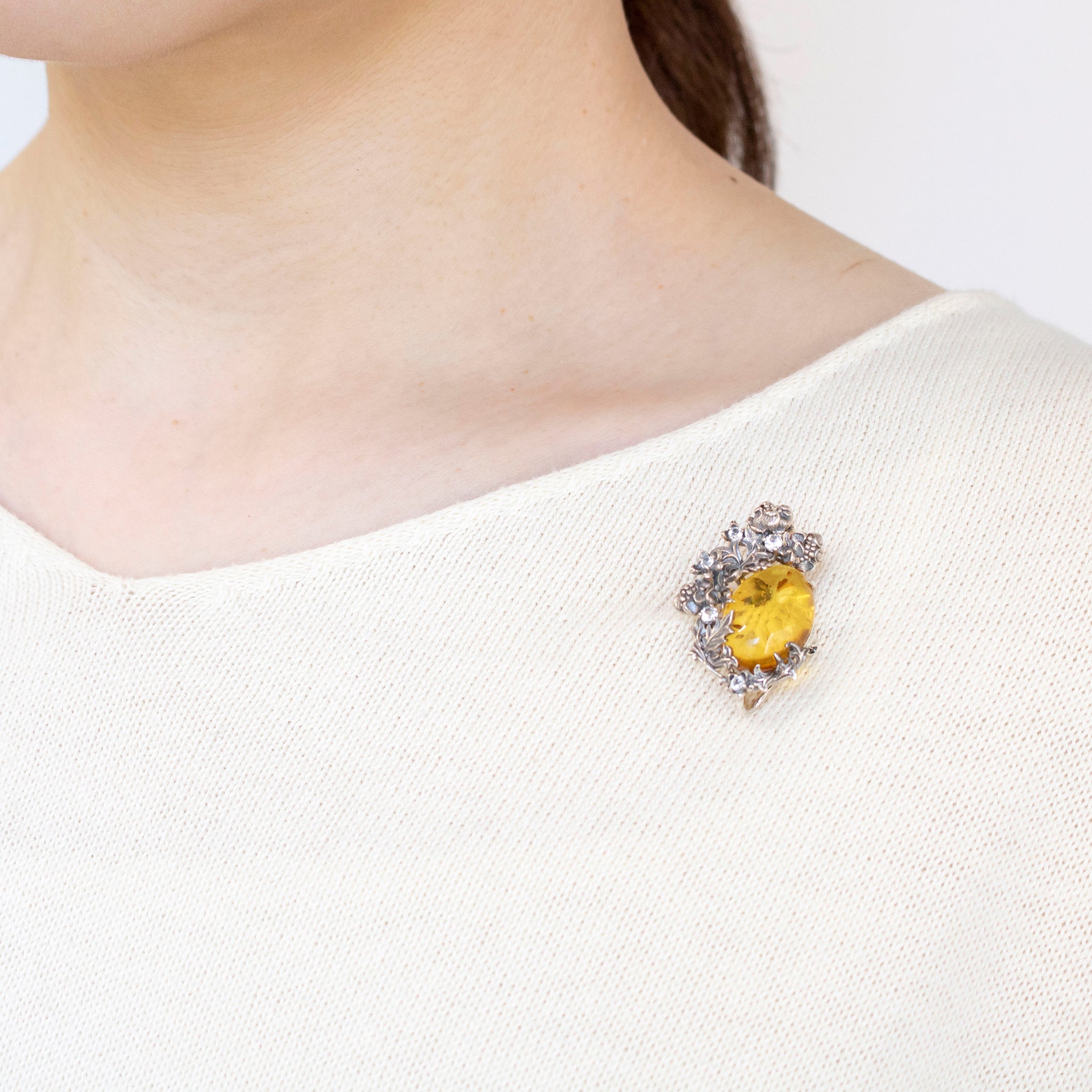 琥珀(こはく)/ホワイトトパーズ シルバーブローチ兼ペンダントトップ(やぐるまぎく)《25N00904》