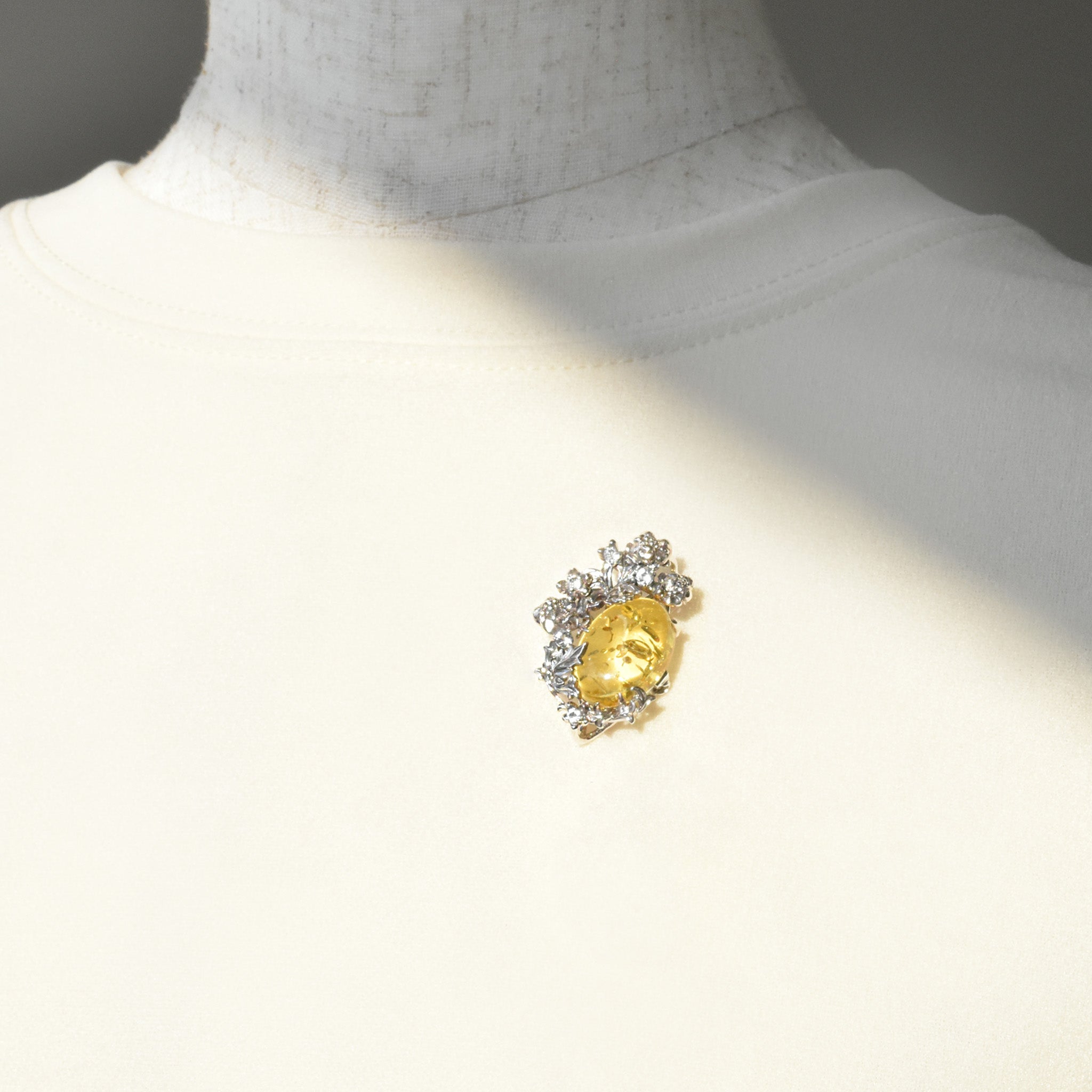 琥珀(こはく)/ホワイトトパーズ シルバーブローチ兼ペンダントトップ(やぐるまぎく)《25N00904》