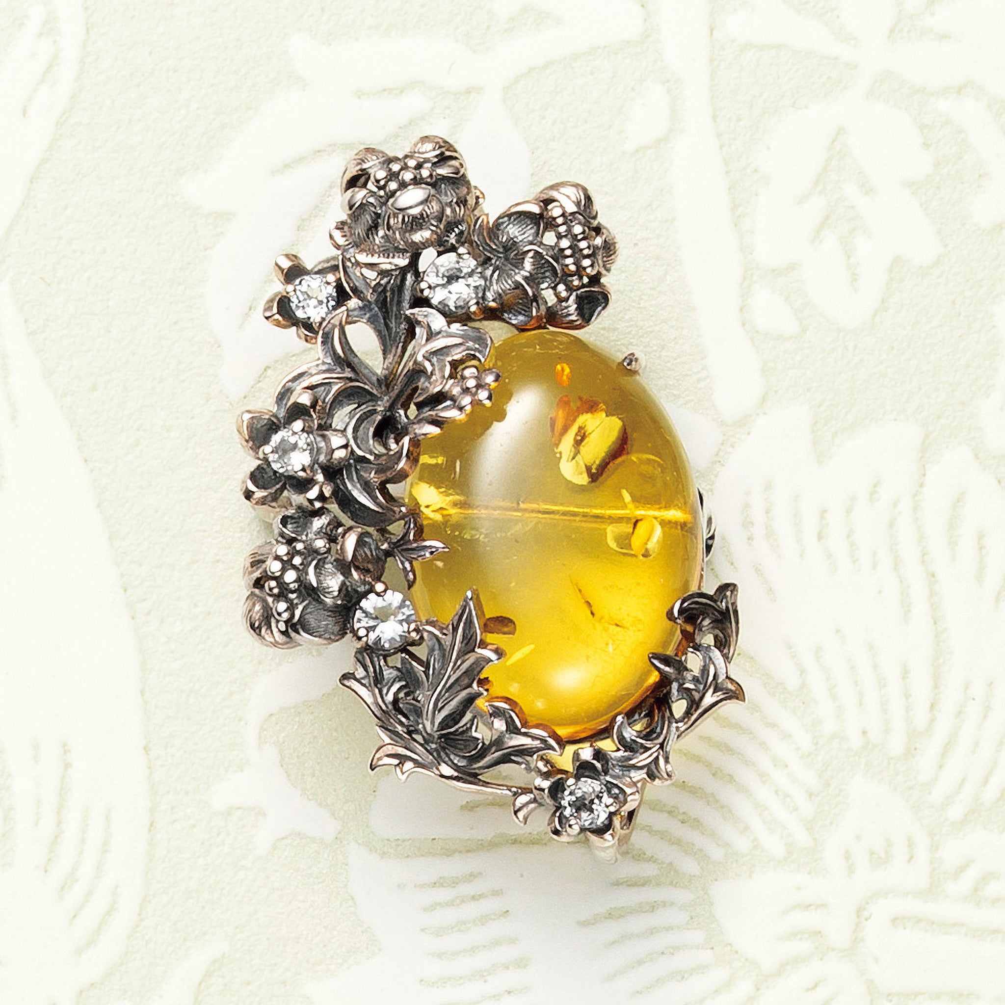 琥珀(こはく)/ホワイトトパーズ シルバーブローチ兼ペンダントトップ(やぐるまぎく)《25N00904》