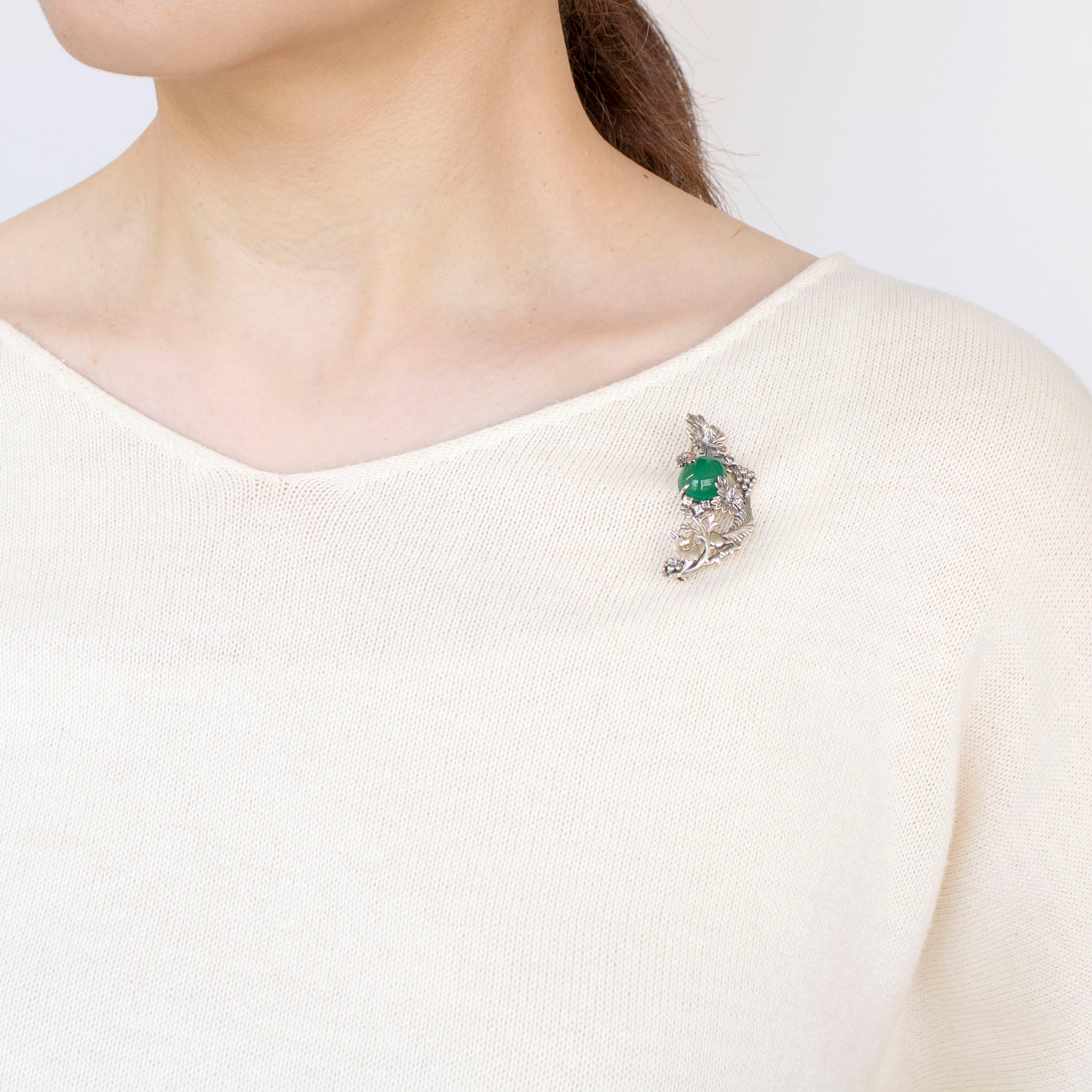 グリーンカルセドニー/ホワイトトパーズ シルバーブローチ兼ペンダントトップ(ブドウ)《25N00908》