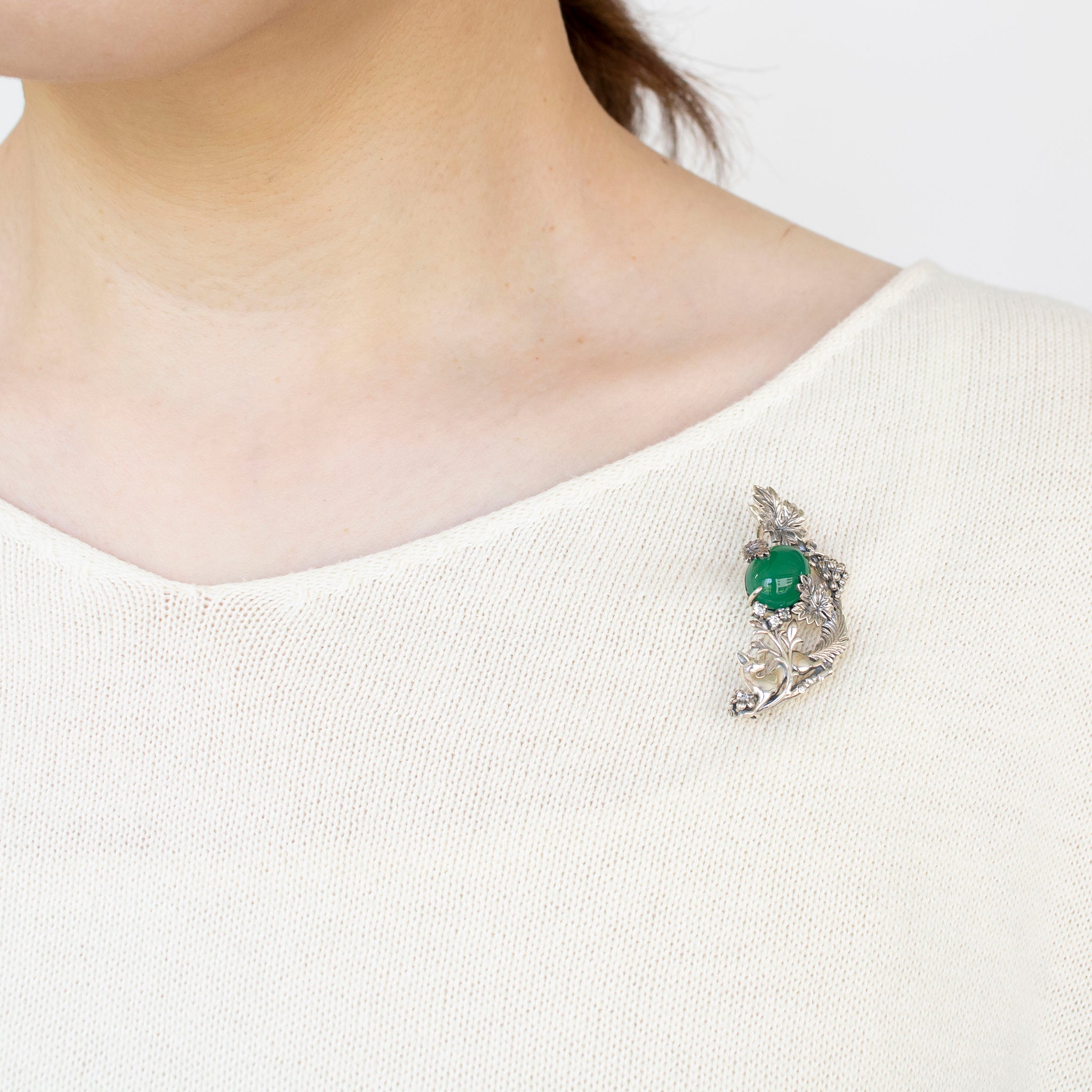 グリーンカルセドニー/ホワイトトパーズ シルバーブローチ兼ペンダントトップ(ブドウ)《25N00908》