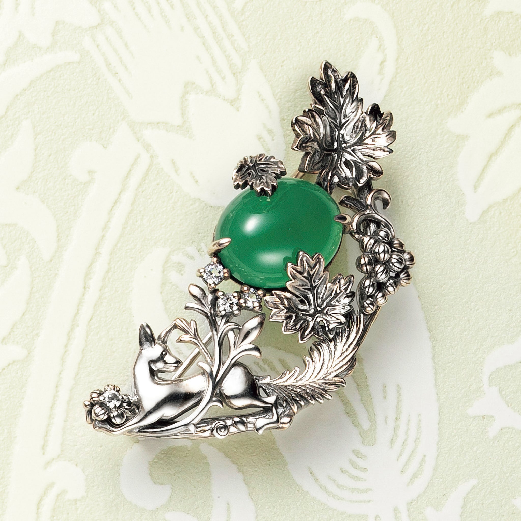 グリーンカルセドニー/ホワイトトパーズ シルバーブローチ兼ペンダントトップ(ブドウ)《25N00908》