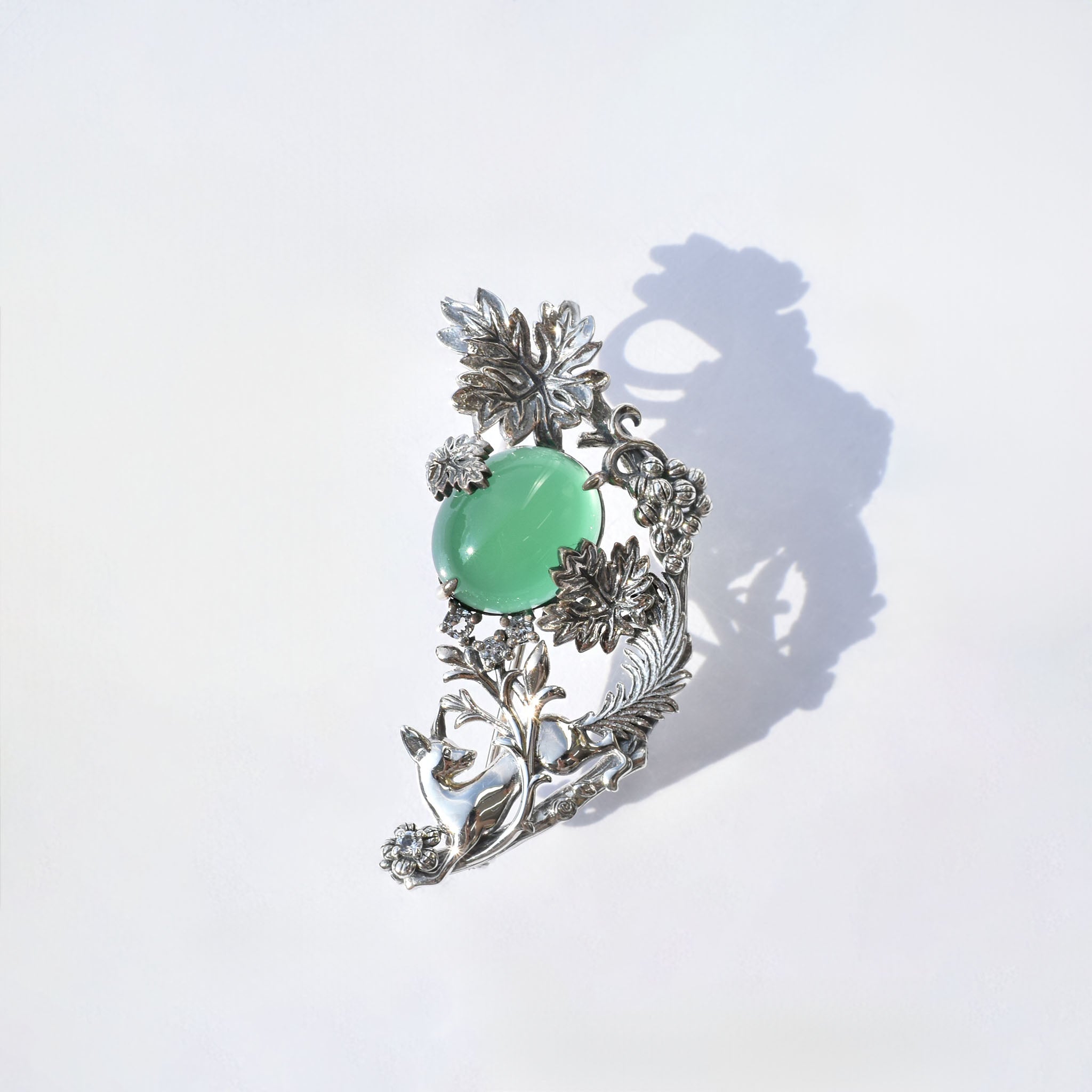グリーンカルセドニー/ホワイトトパーズ シルバーブローチ兼ペンダントトップ(ブドウ)《25N00908》