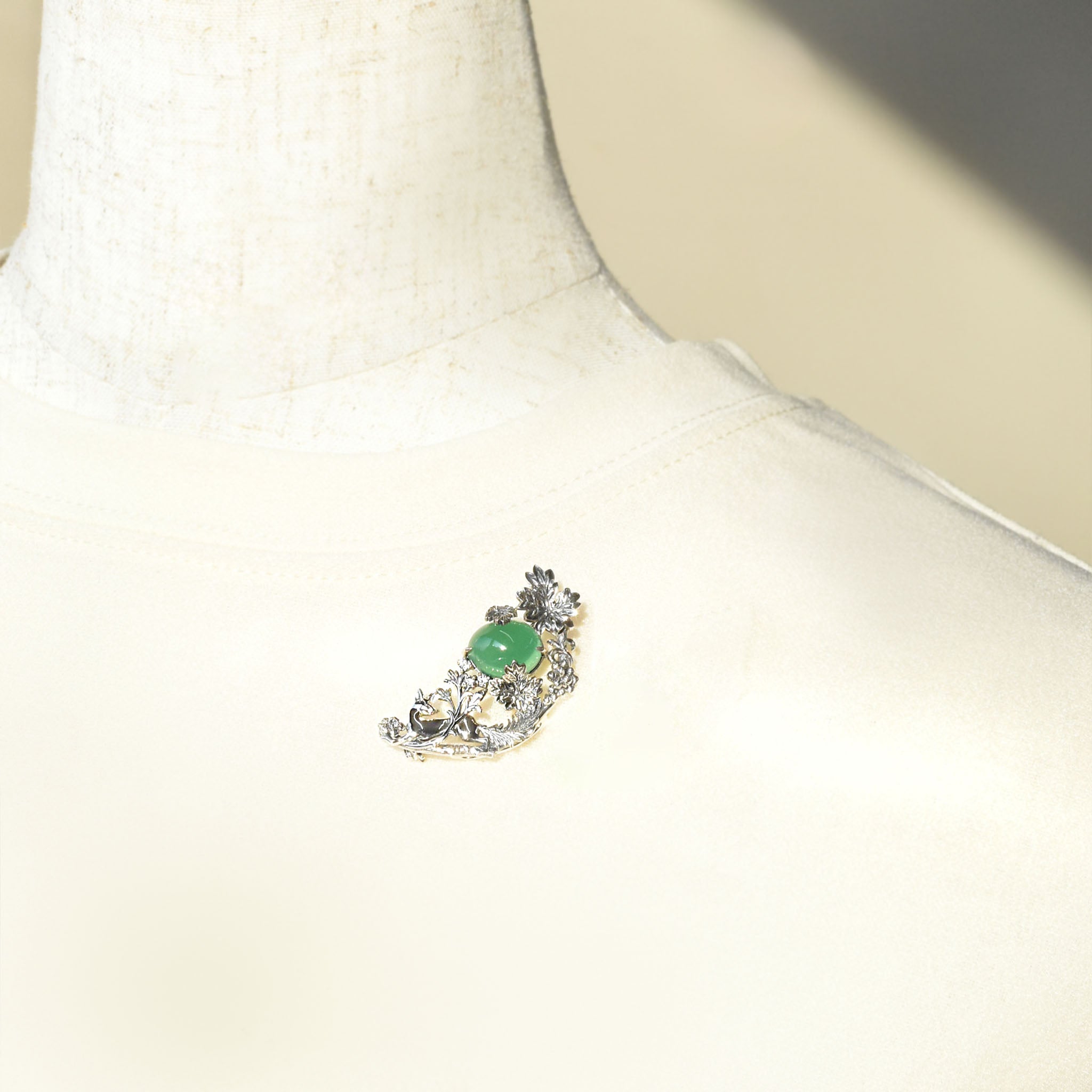 グリーンカルセドニー/ホワイトトパーズ シルバーブローチ兼ペンダントトップ(ブドウ)《25N00908》