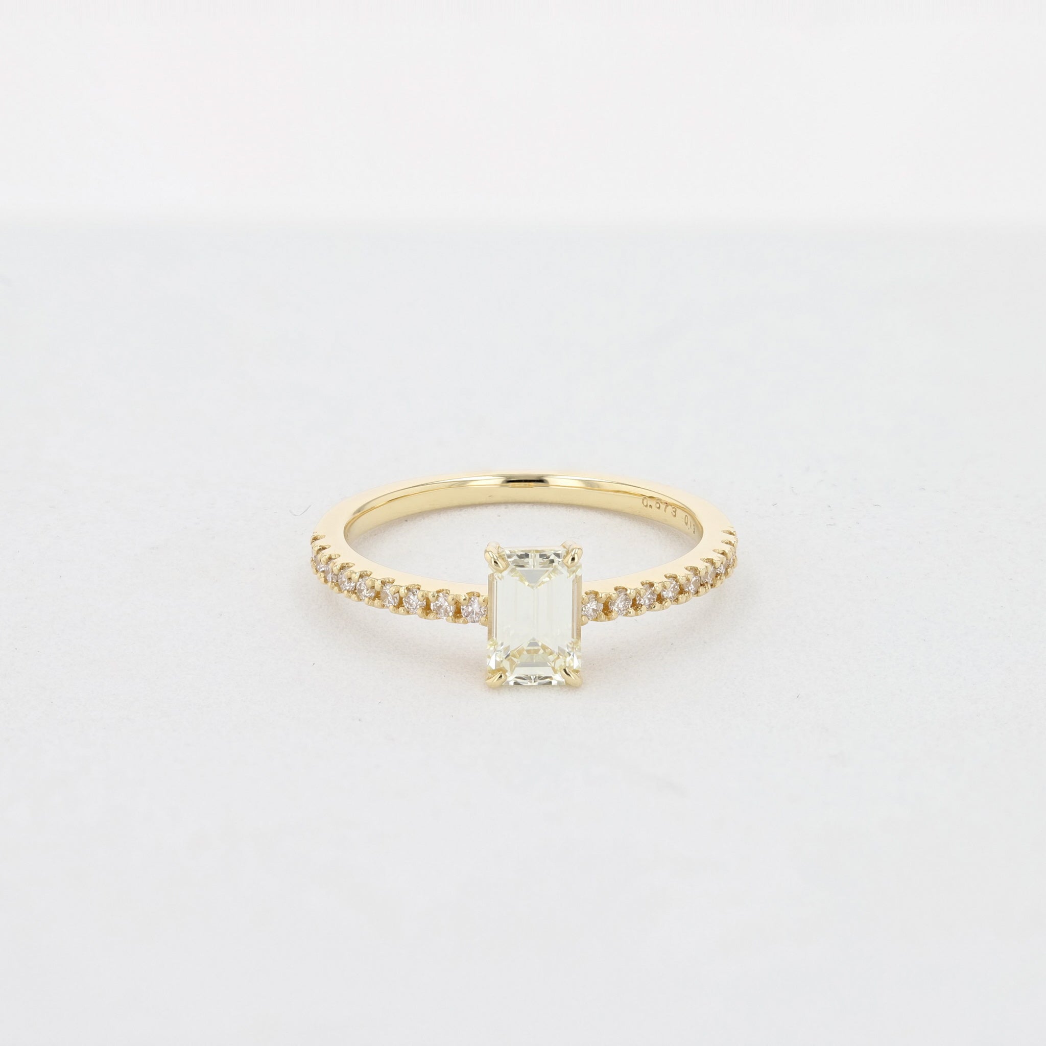 ダイヤモンド K18リング(0.6カラット/ベリーライトイエロー/VSクラス/4月誕生石/グレーディングレポート付)《25N01501》