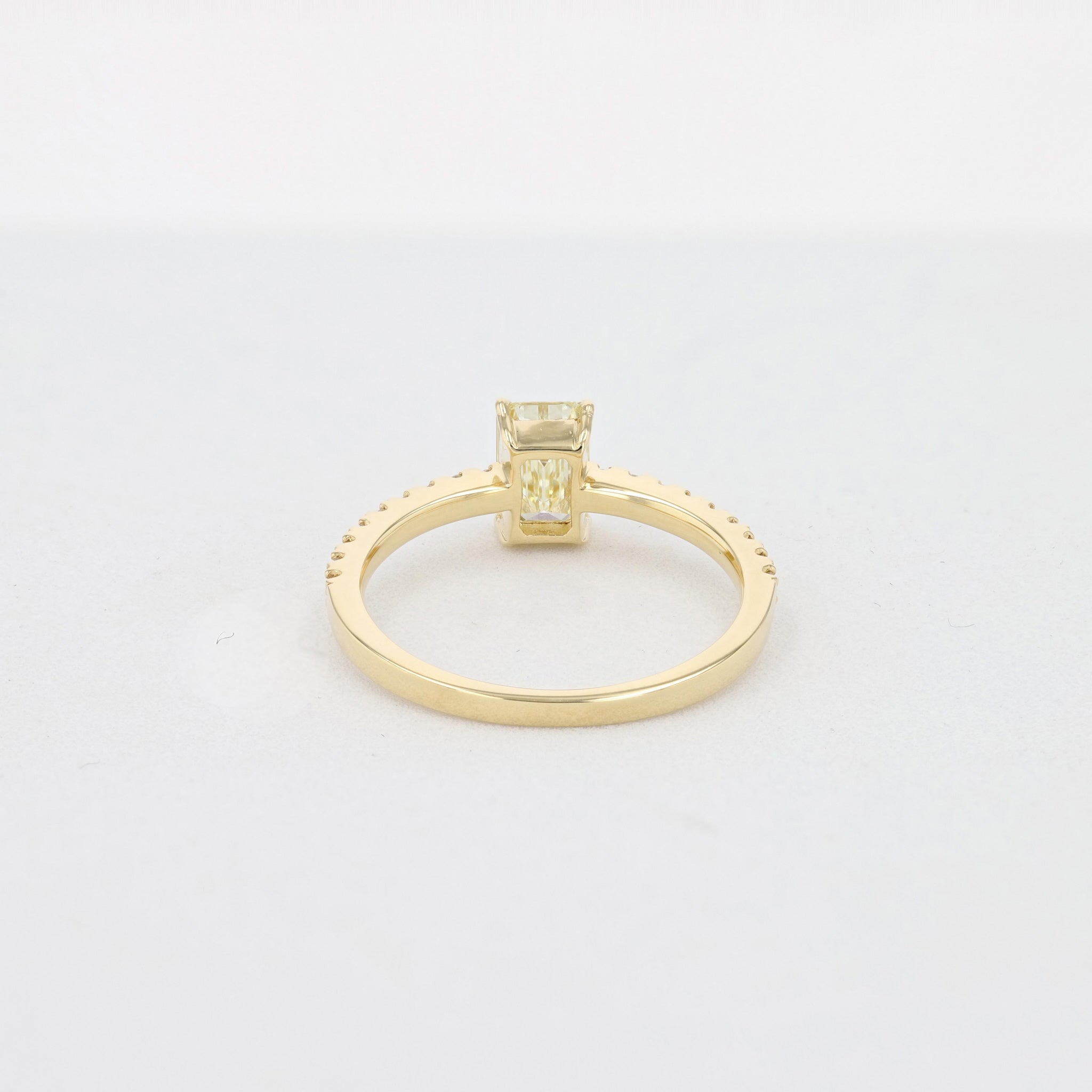 ダイヤモンド K18リング(0.6カラット/ベリーライトイエロー/VSクラス/4月誕生石/グレーディングレポート付)《25N01501》