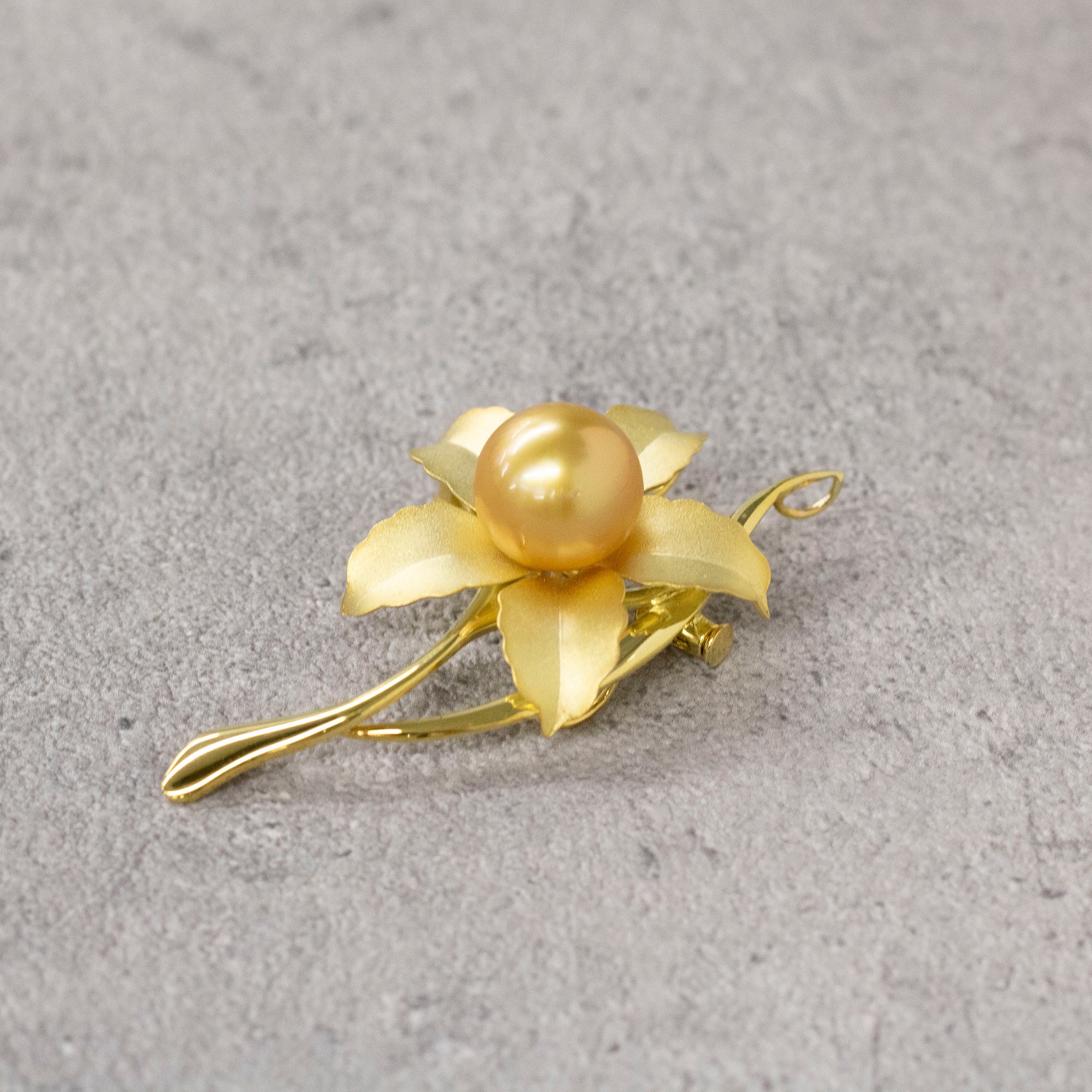 パール シルバーブローチ兼ペンダントトップ(白蝶真珠/ゴールド系/12mm/フラワーモチーフ/6月誕生石)《25N01505》