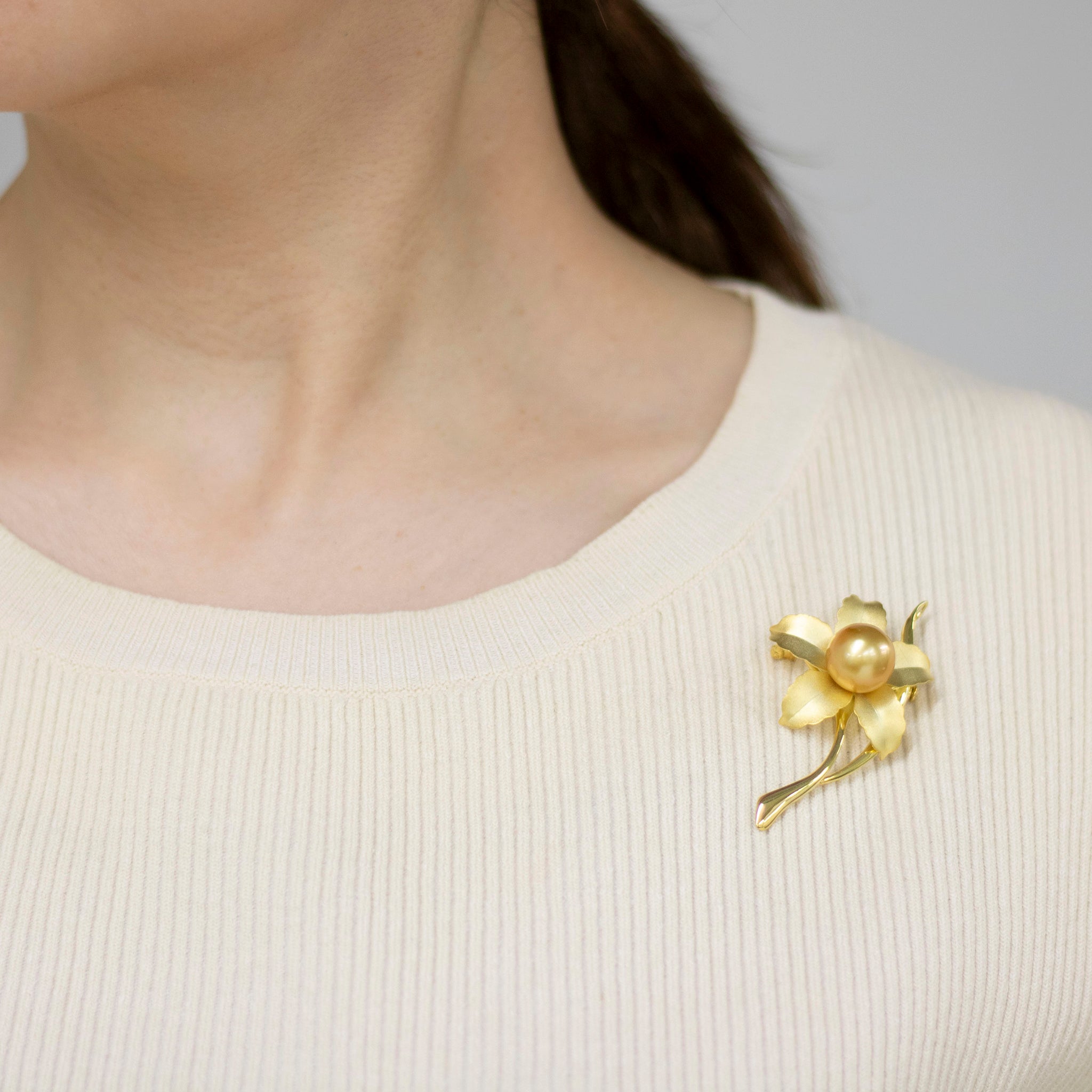 パール シルバーブローチ兼ペンダントトップ(白蝶真珠/ゴールド系/12mm/フラワーモチーフ/6月誕生石)《25N01505》