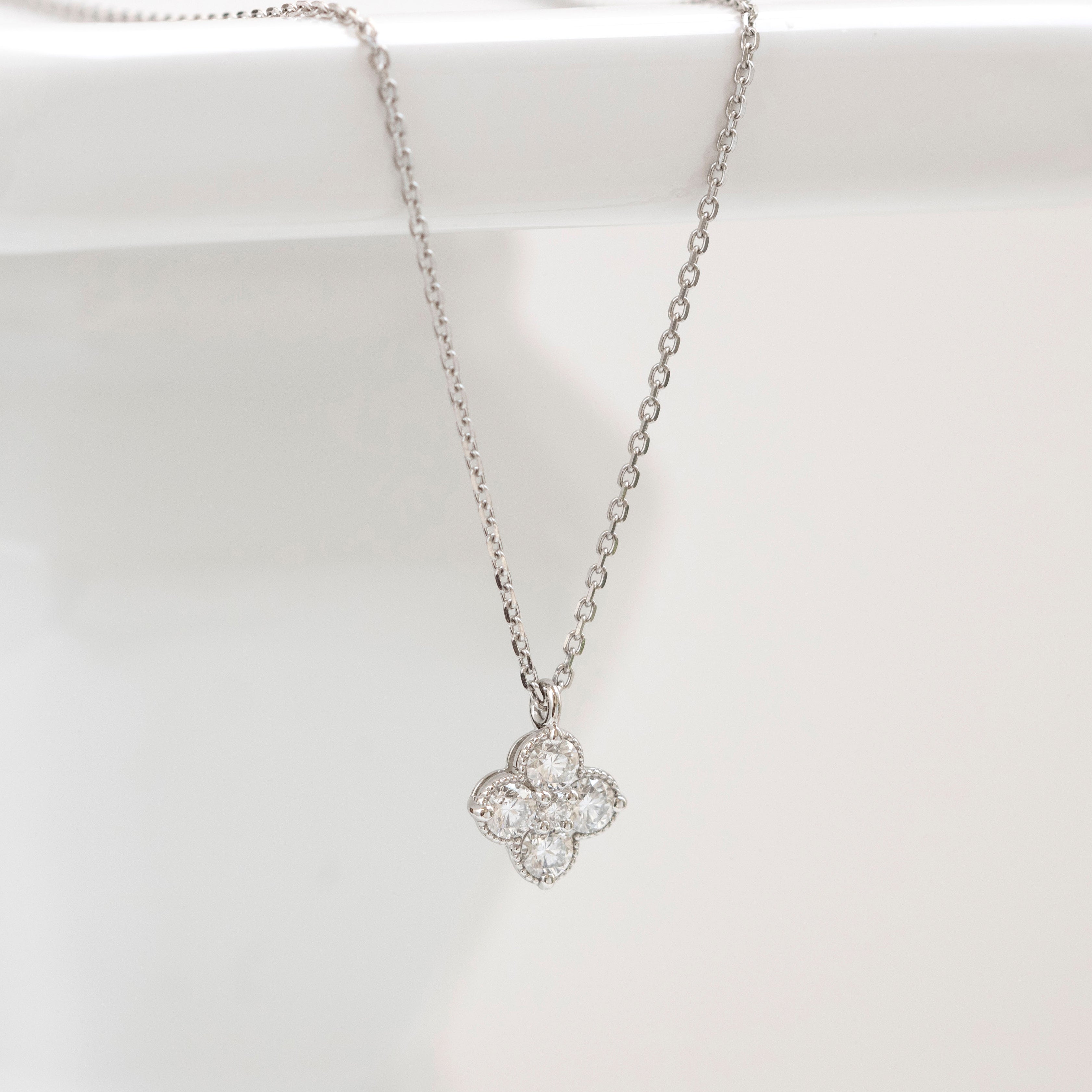 ダイヤモンド プラチナネックレス(フラワーモチーフ/4月誕生石)《25N01806》