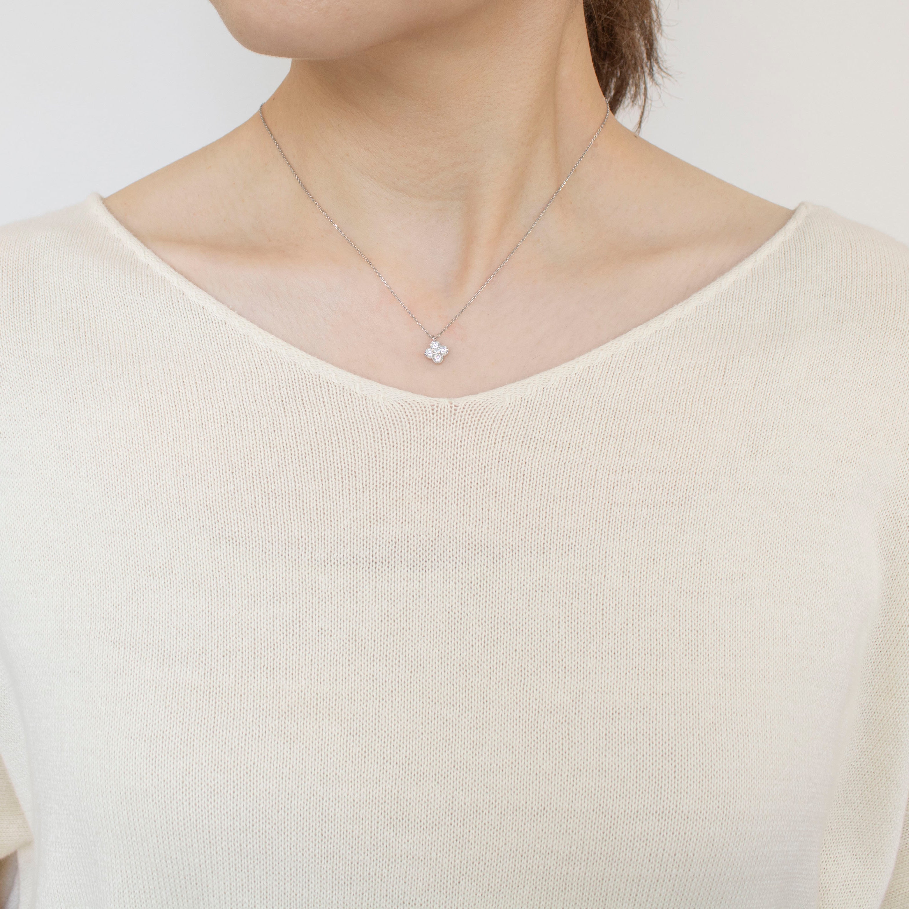 ダイヤモンド プラチナネックレス(フラワーモチーフ/4月誕生石)《25N01806》