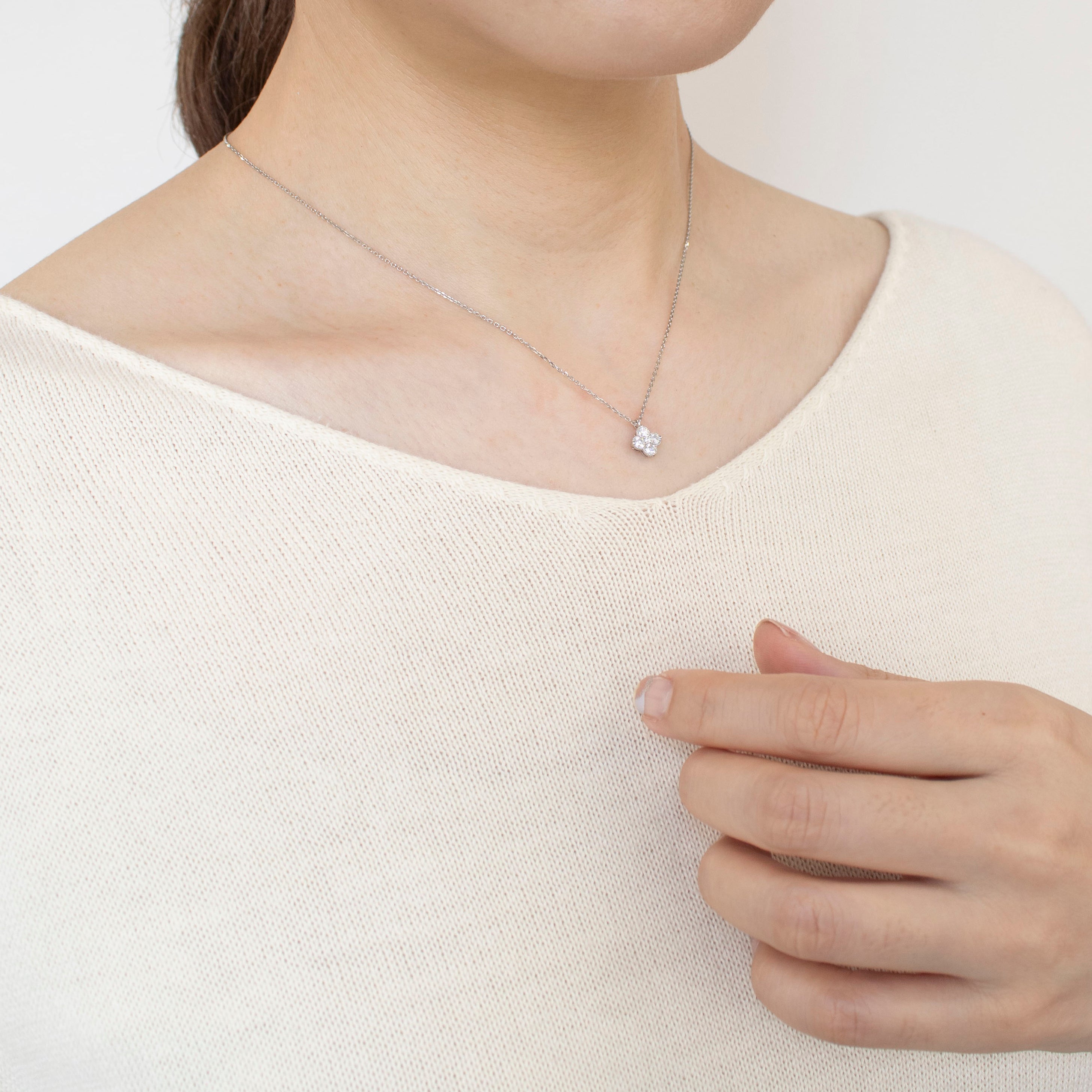 ダイヤモンド プラチナネックレス(フラワーモチーフ/4月誕生石)《25N01806》