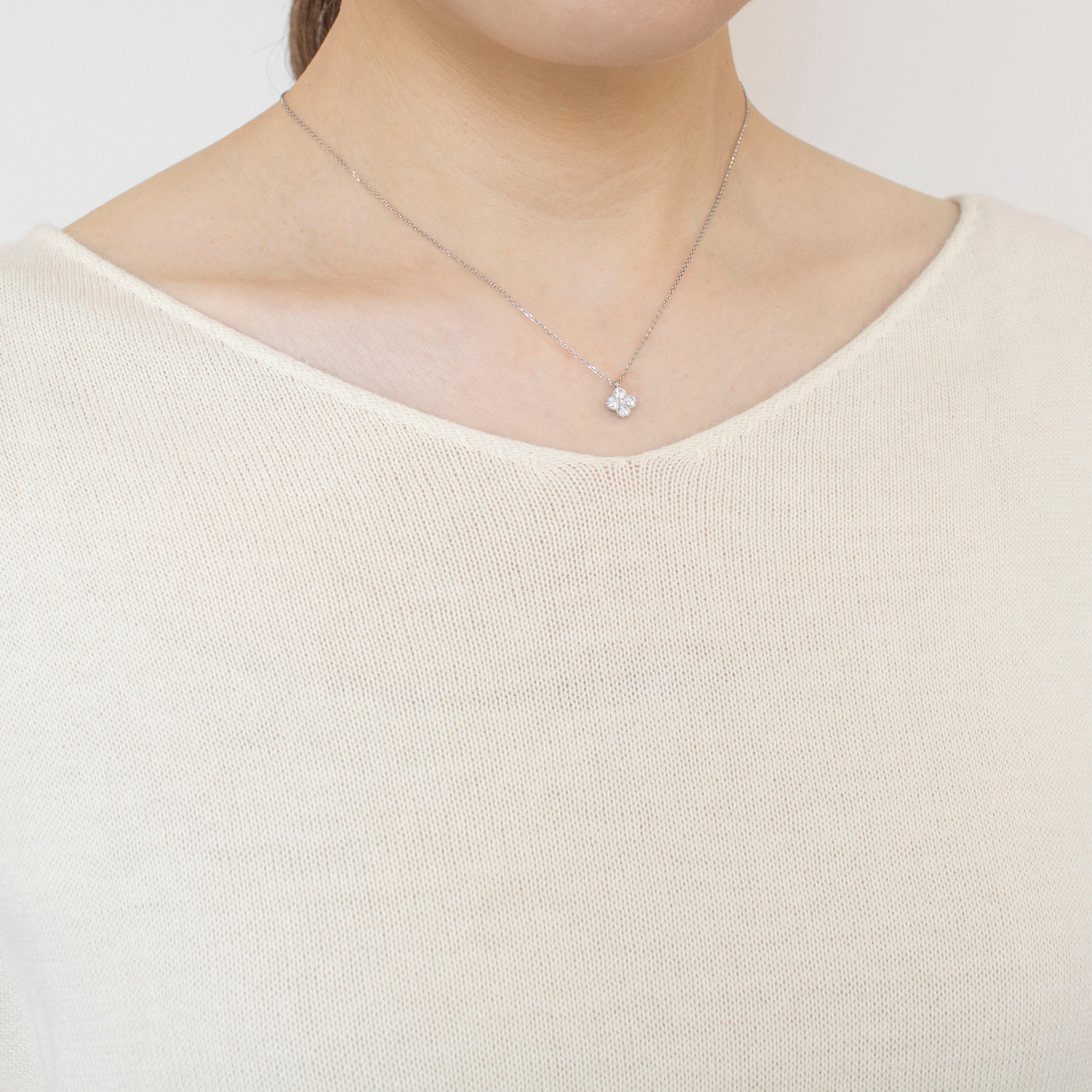 ダイヤモンド プラチナネックレス(フラワーモチーフ/4月誕生石)《25N01806》