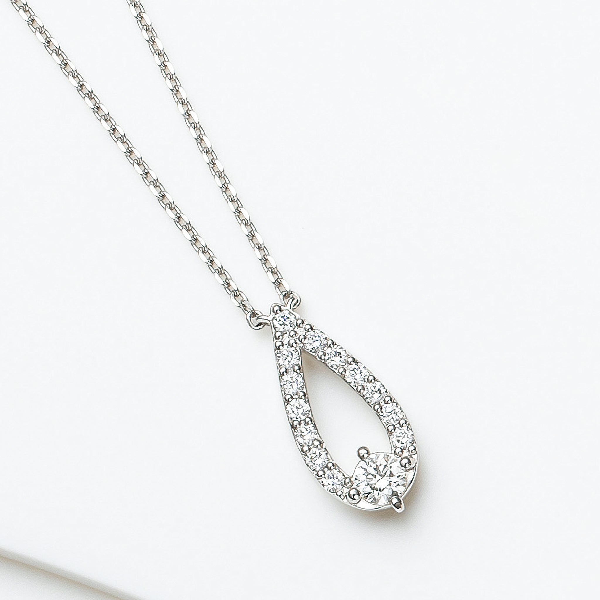 ダイヤモンド プラチナネックレス(雫モチーフ/4月誕生石)《25N01907》