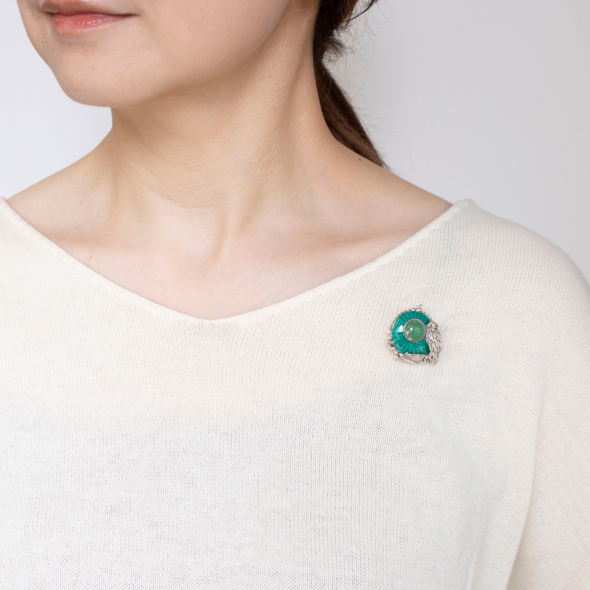 エナメル/グリーンカルセドニー シルバーブローチ兼ペンダントトップ(フクロウモチーフ)《25N02106》