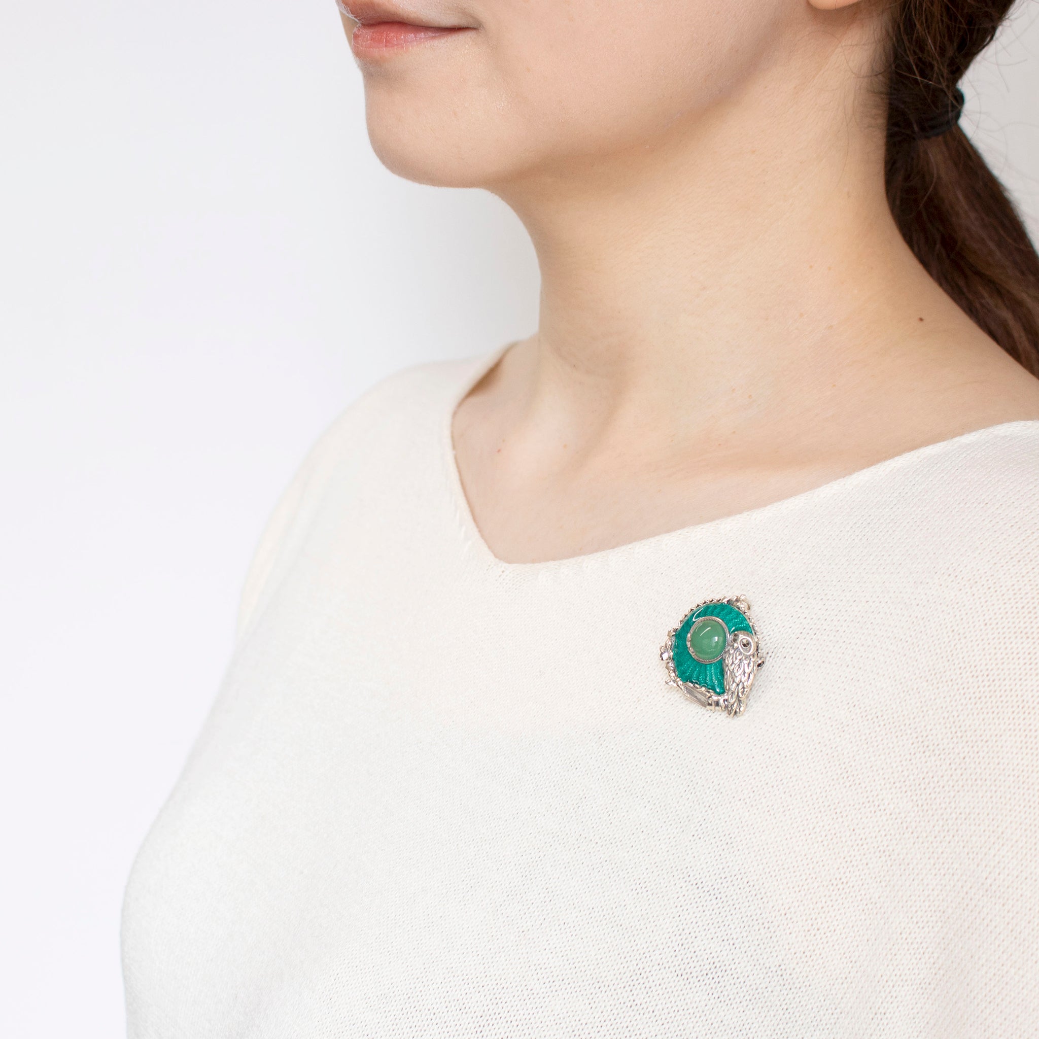 エナメル/グリーンカルセドニー シルバーブローチ兼ペンダントトップ(フクロウモチーフ)《25N02106》