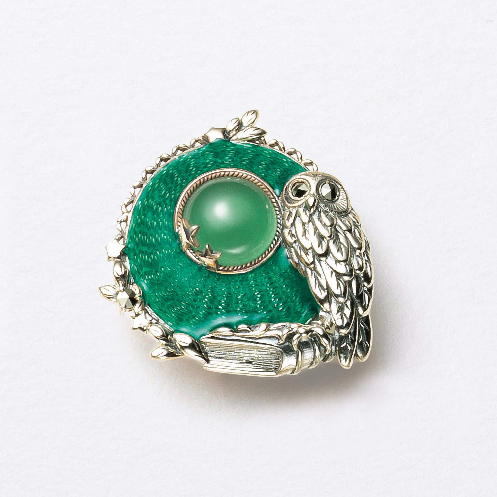 エナメル/グリーンカルセドニー シルバーブローチ兼ペンダントトップ(フクロウモチーフ)《25N02106》