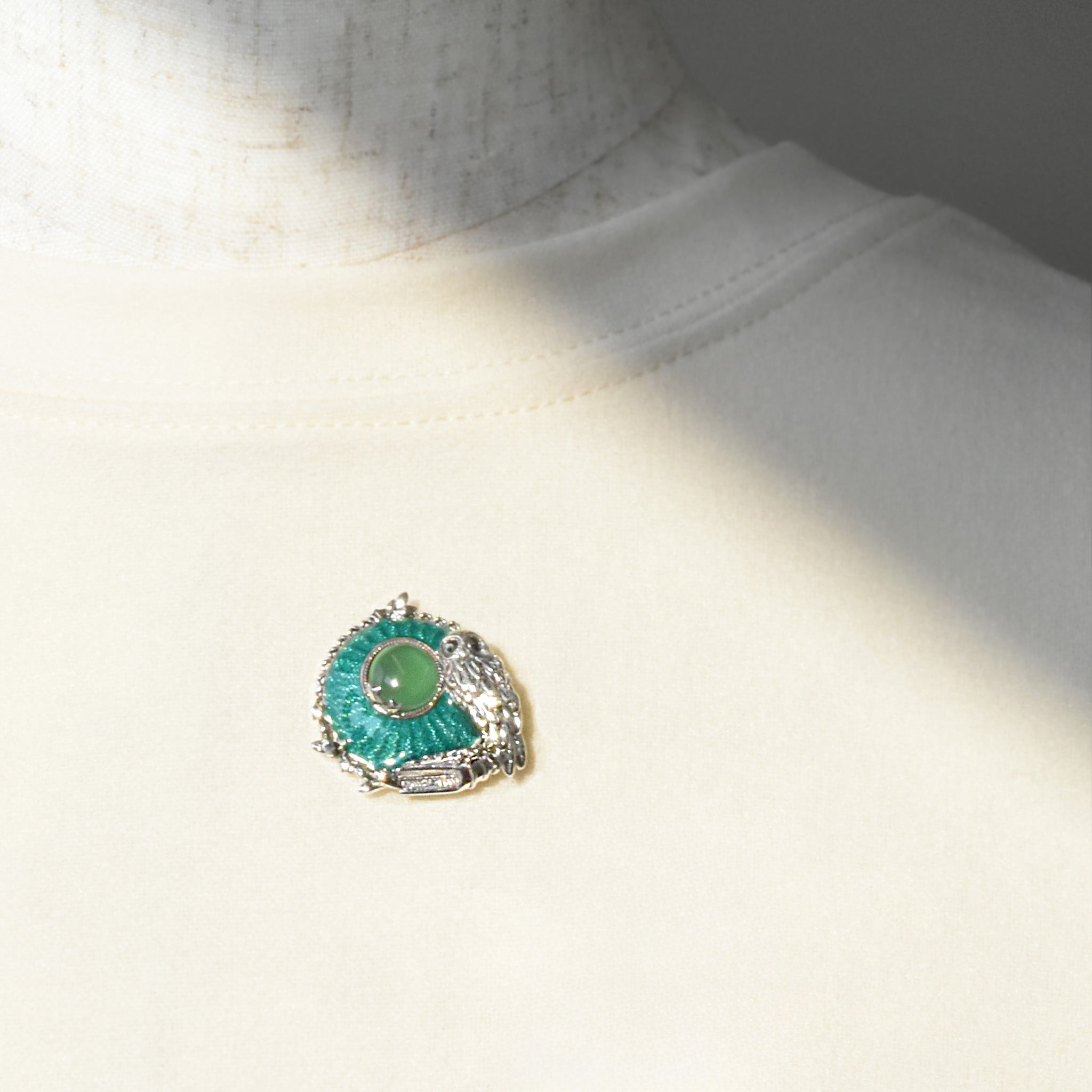 エナメル/グリーンカルセドニー シルバーブローチ兼ペンダントトップ(フクロウモチーフ)《25N02106》