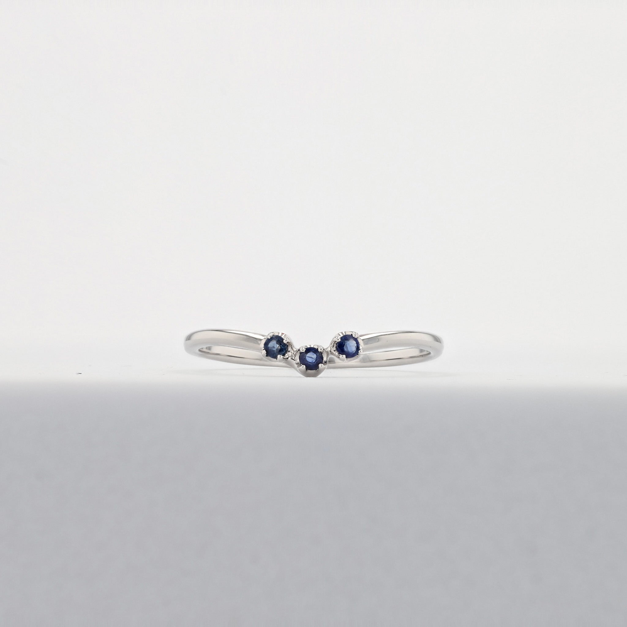 サファイア プラチナリング(V字/9月誕生石)《25N02204》