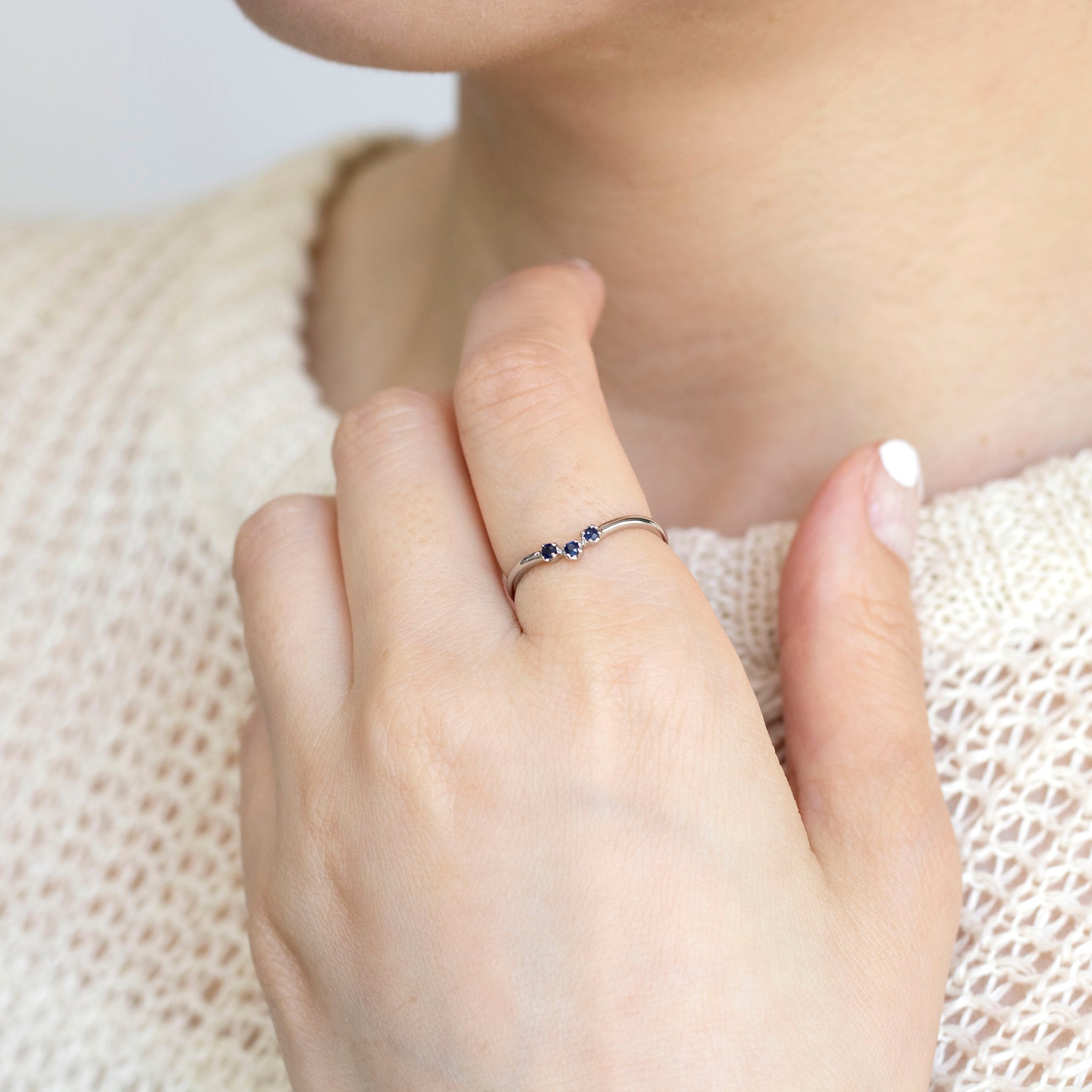 サファイア プラチナリング(V字/9月誕生石)《25N02204》