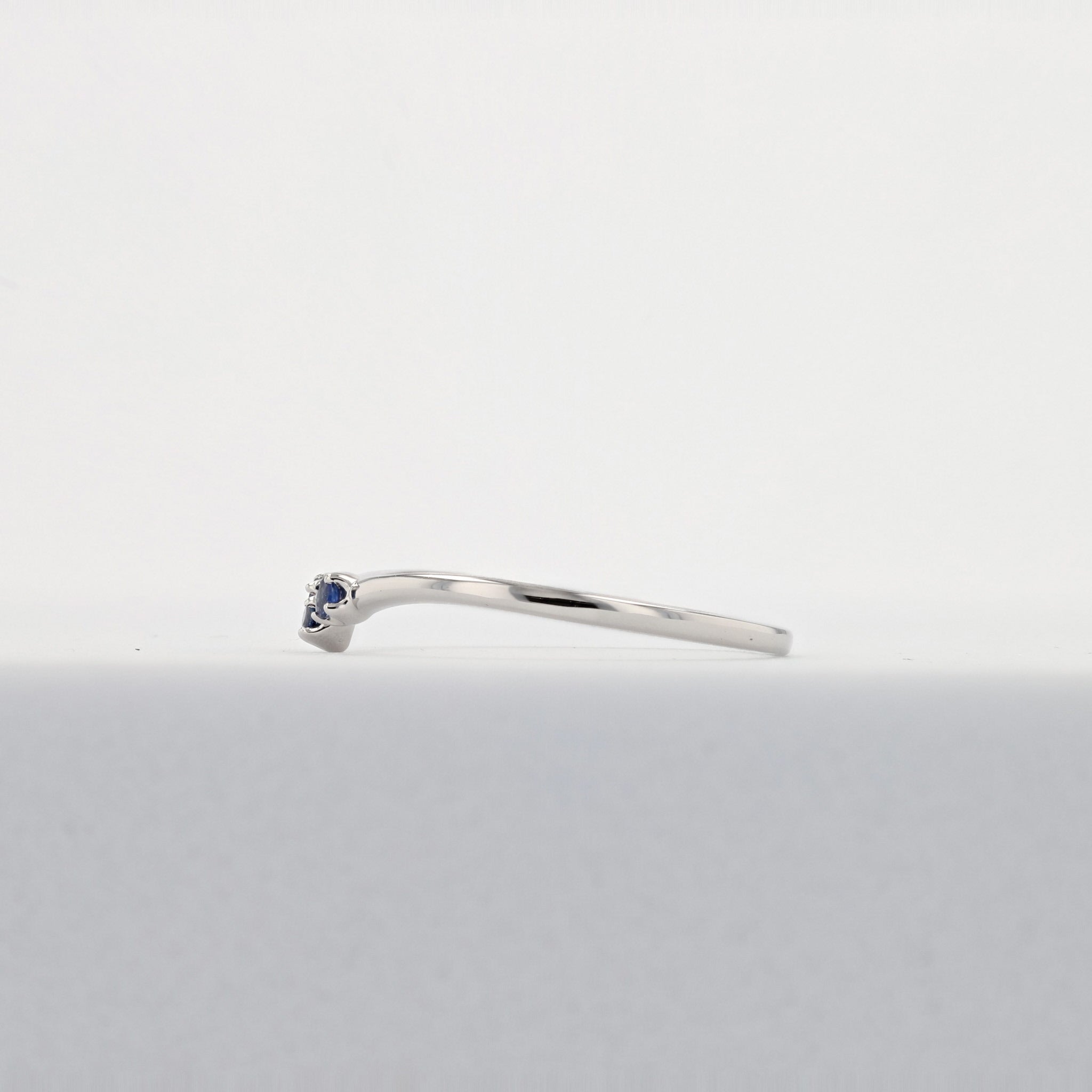 サファイア プラチナリング(V字/9月誕生石)《25N02204》