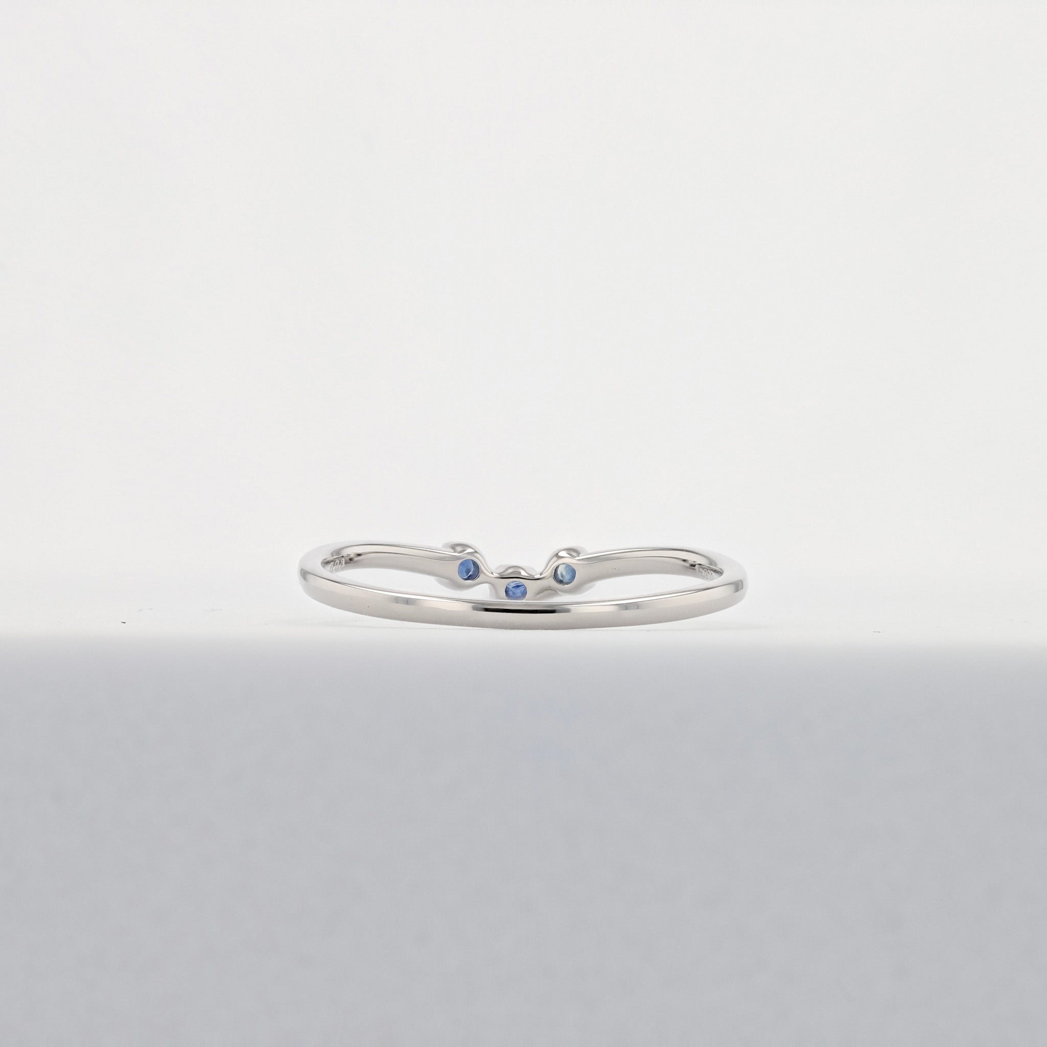 サファイア プラチナリング(V字/9月誕生石)《25N02204》