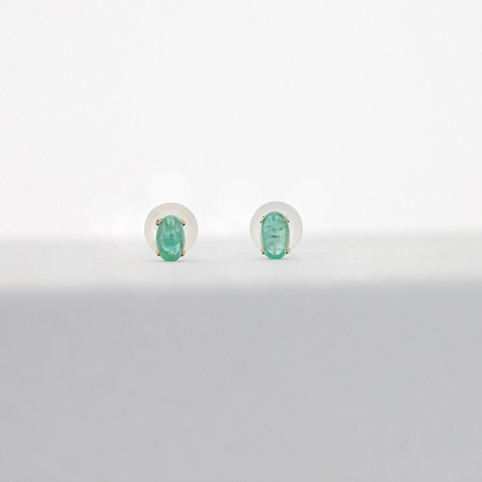 エメラルド K18ピアス(カボションカット/5月誕生石)《25N02503》