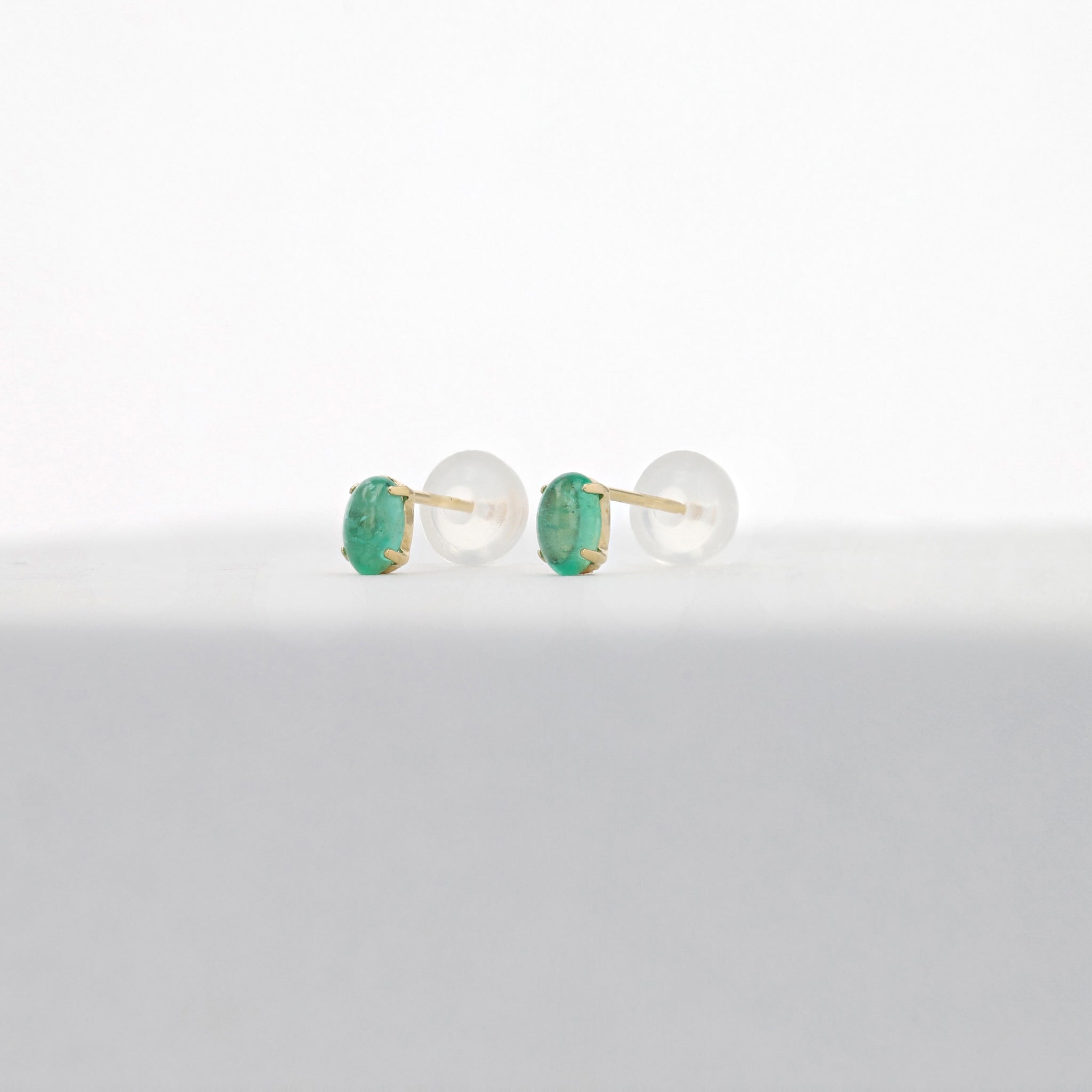 エメラルド K18ピアス(カボションカット/5月誕生石)《25N02503》