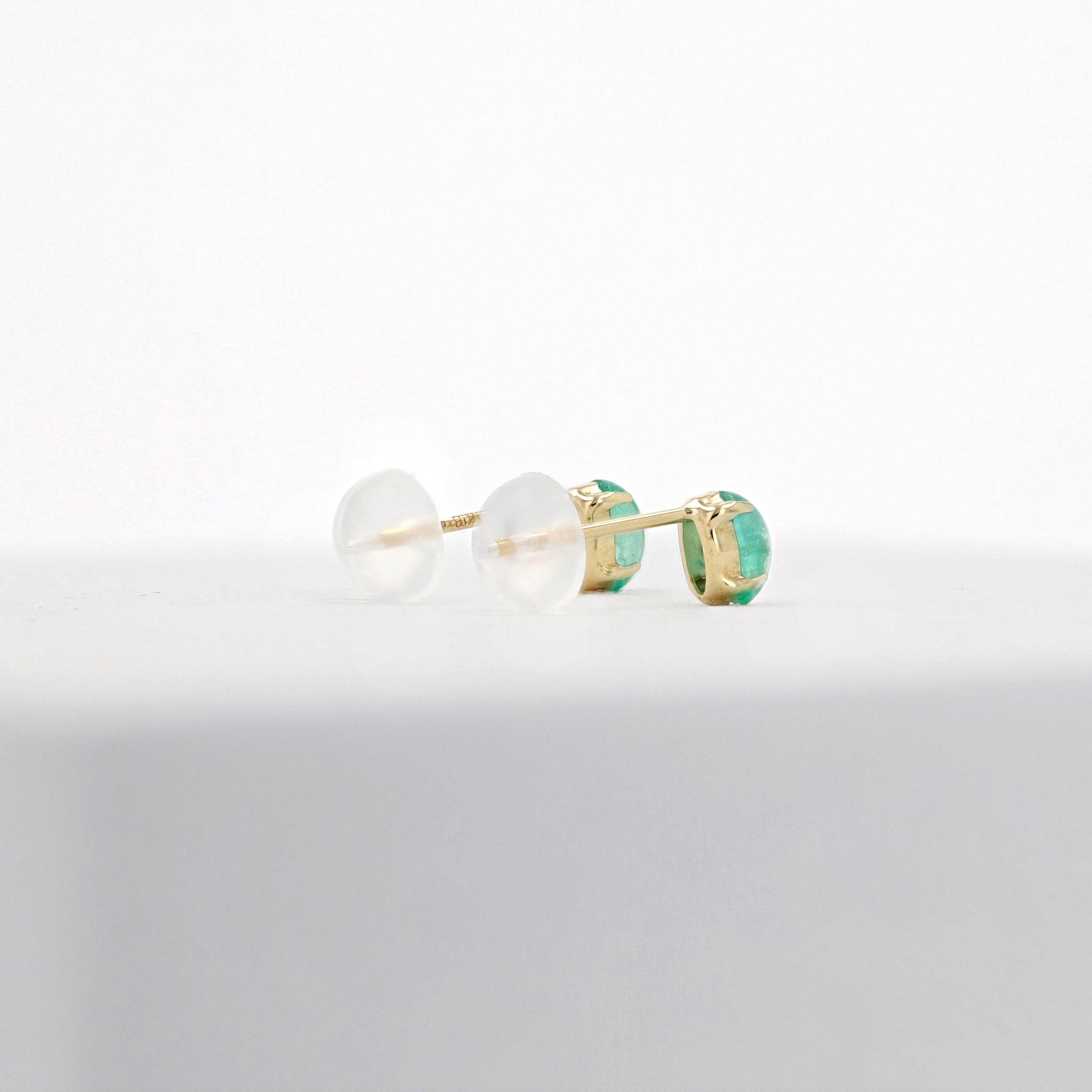 エメラルド K18ピアス(カボションカット/5月誕生石)《25N02503》