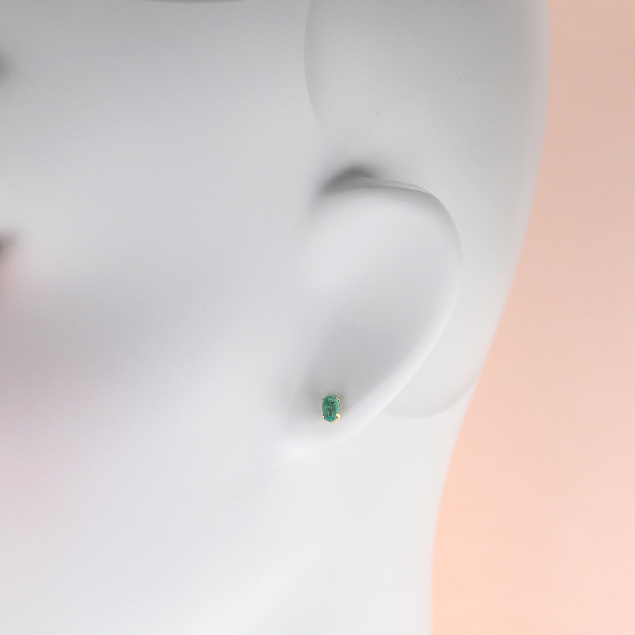エメラルド K18ピアス(カボションカット/5月誕生石)《25N02503》