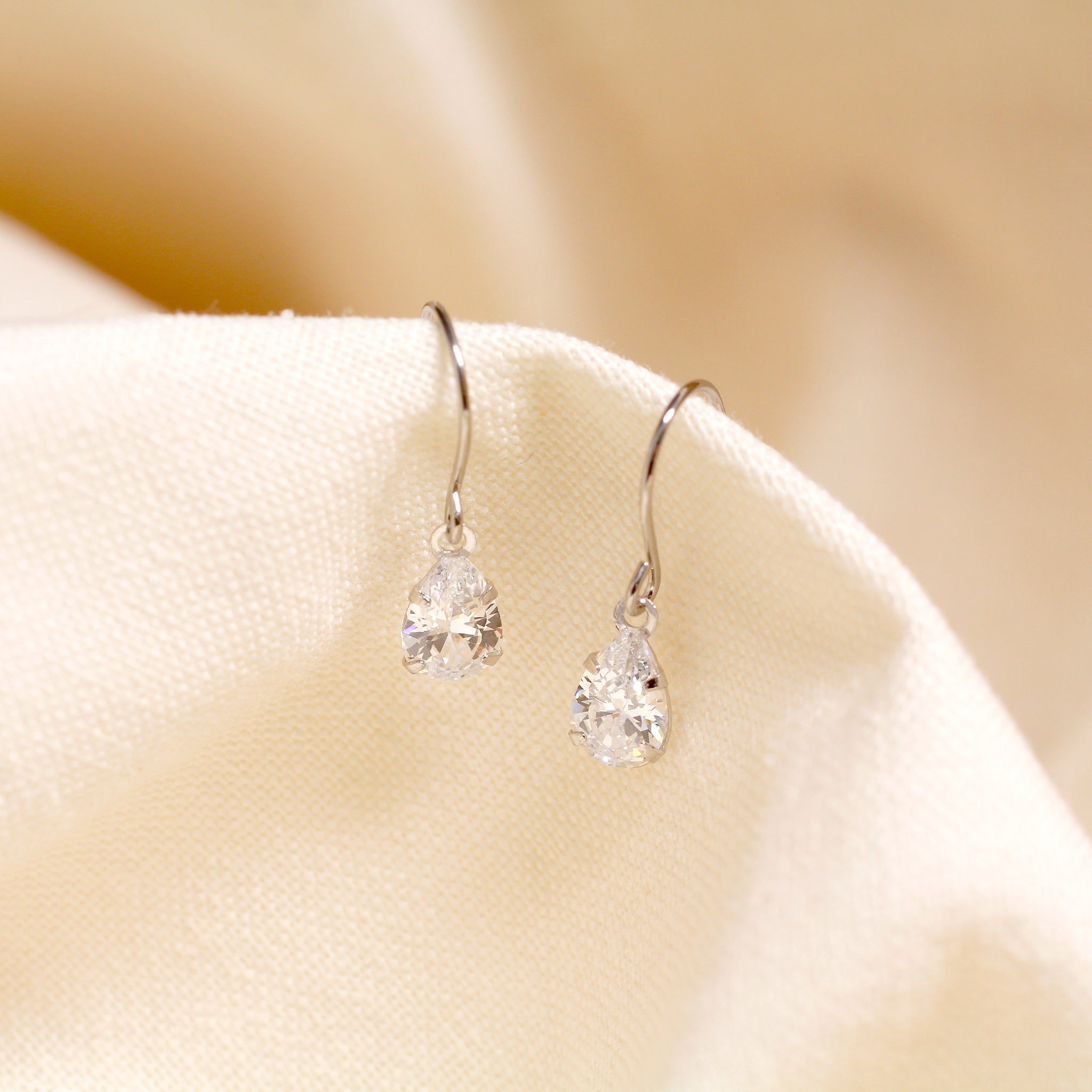 キュービックジルコニア プラチナピアス(ペアシェイプカット)《25N02508》