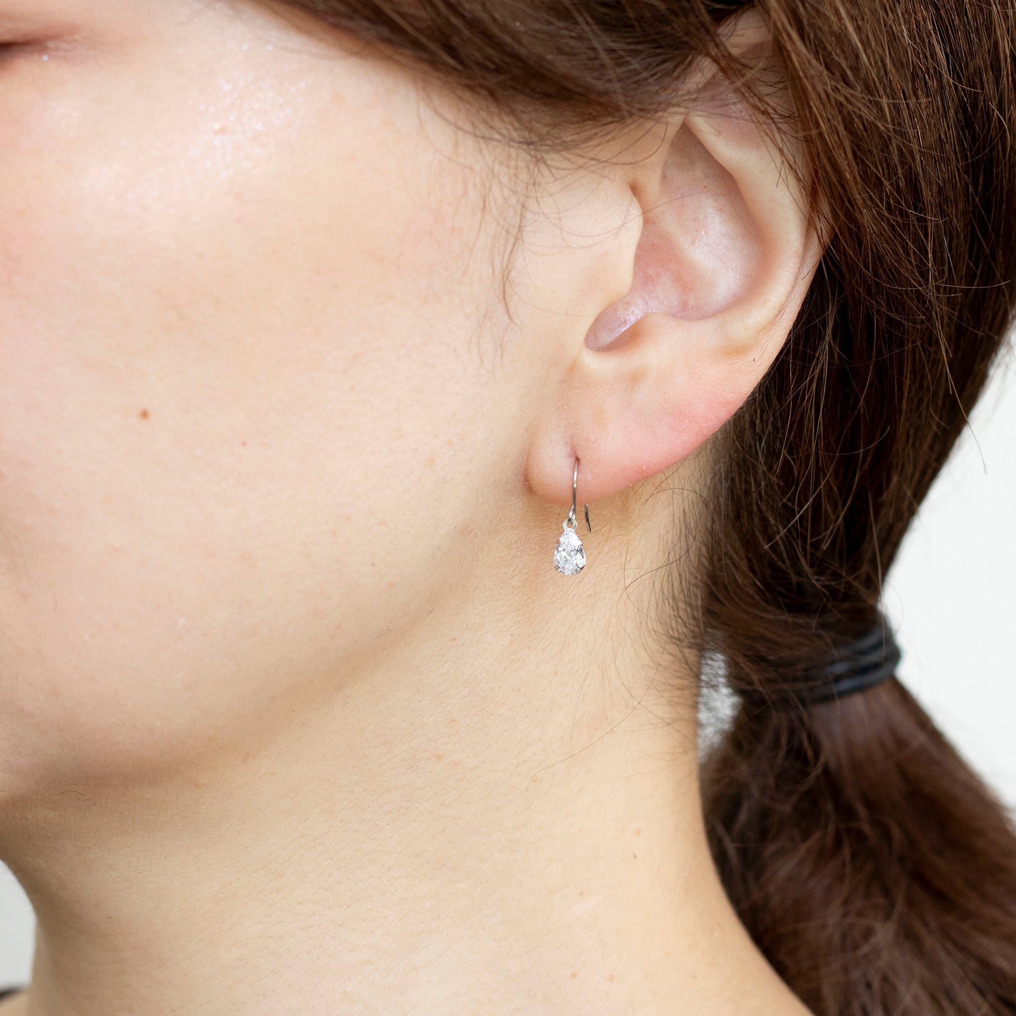 キュービックジルコニア プラチナピアス(ペアシェイプカット)《25N02508》