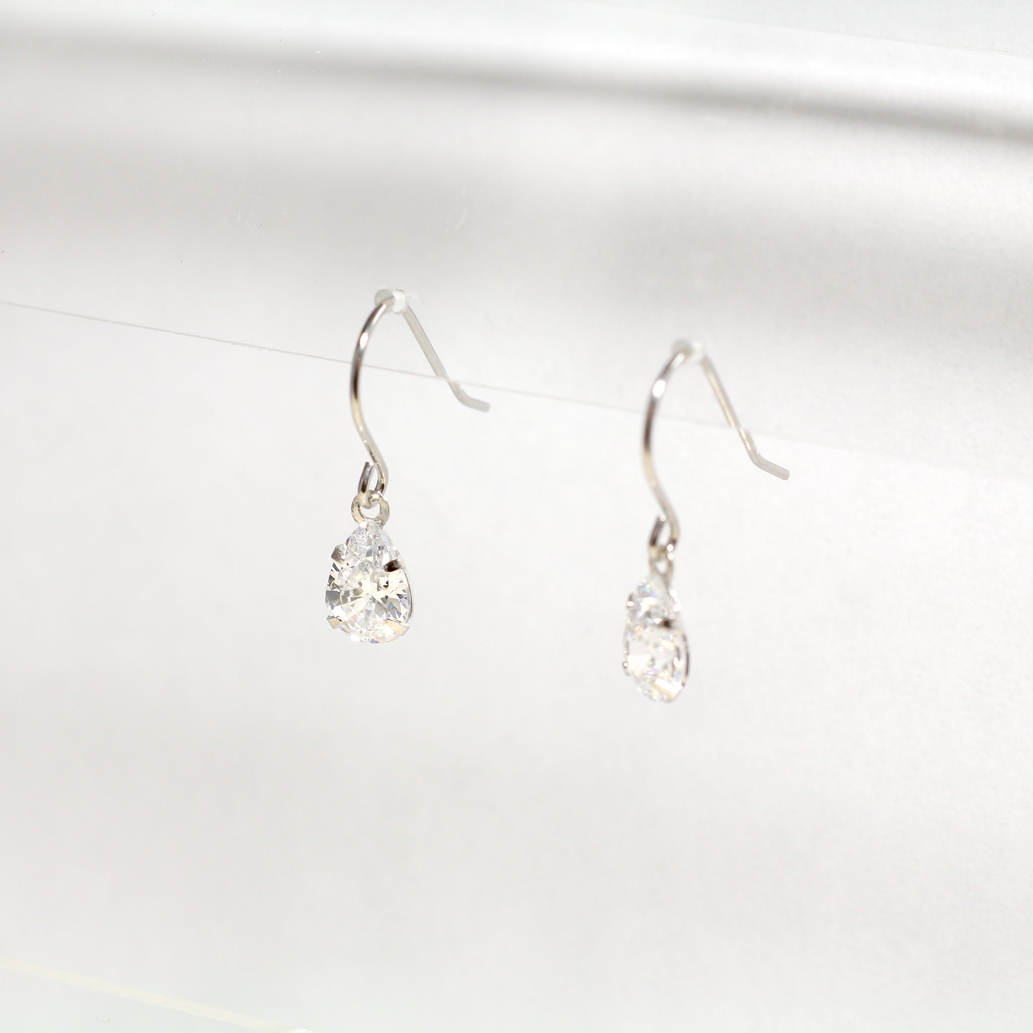 キュービックジルコニア プラチナピアス(ペアシェイプカット)《25N02508》