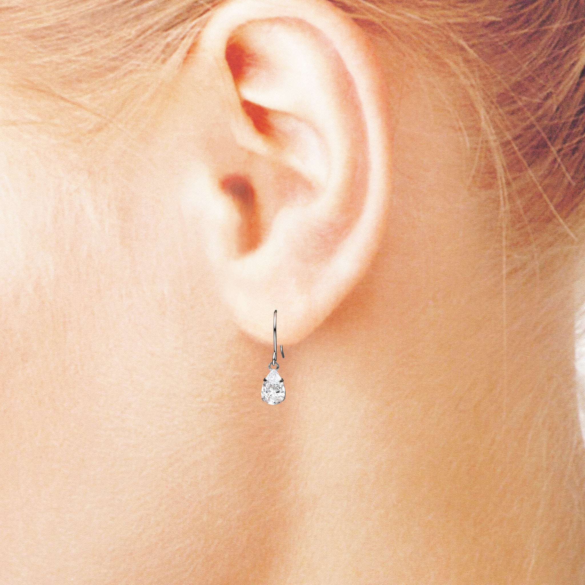 キュービックジルコニア プラチナピアス(ペアシェイプカット)《25N02508》