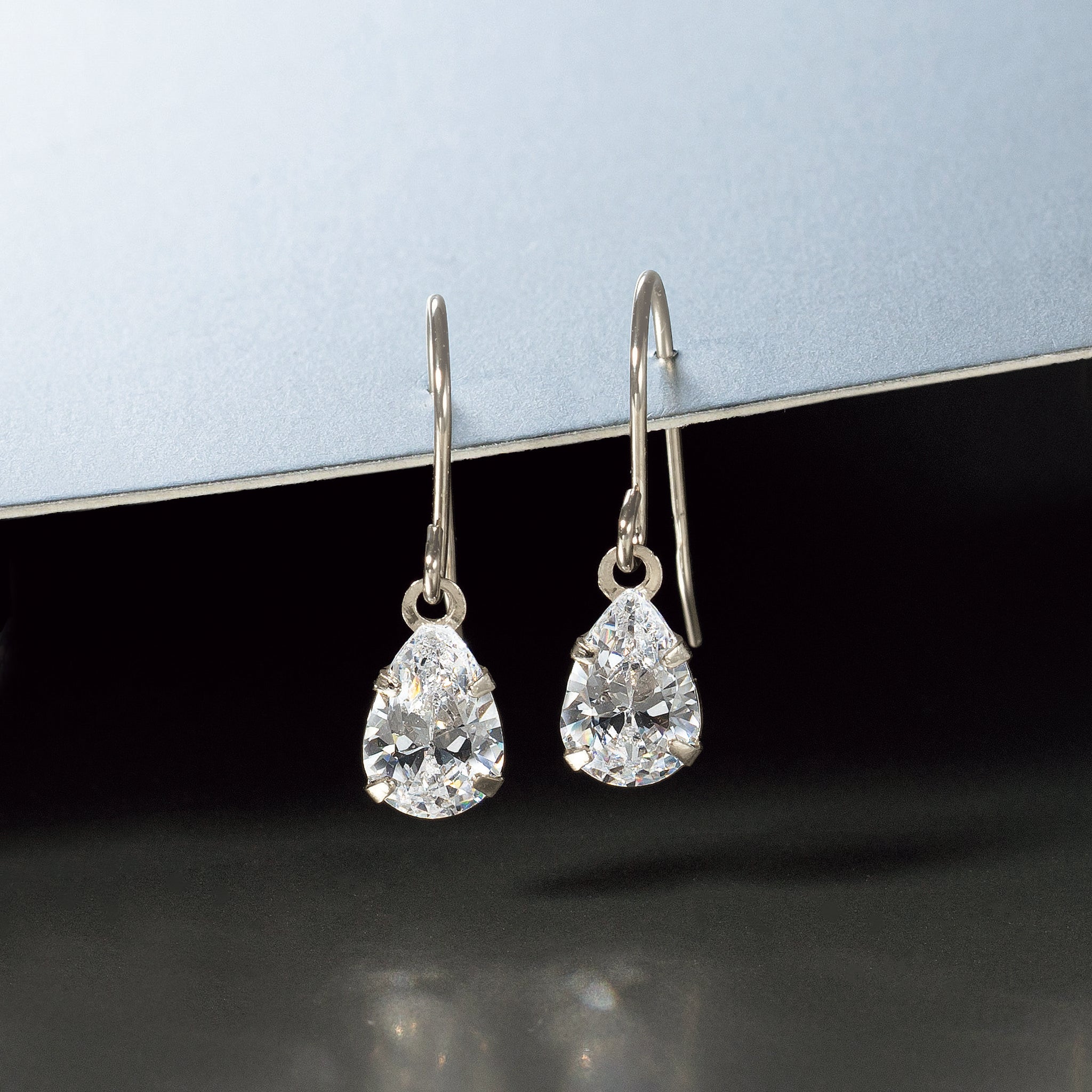 キュービックジルコニア プラチナピアス(ペアシェイプカット)《25N02508》