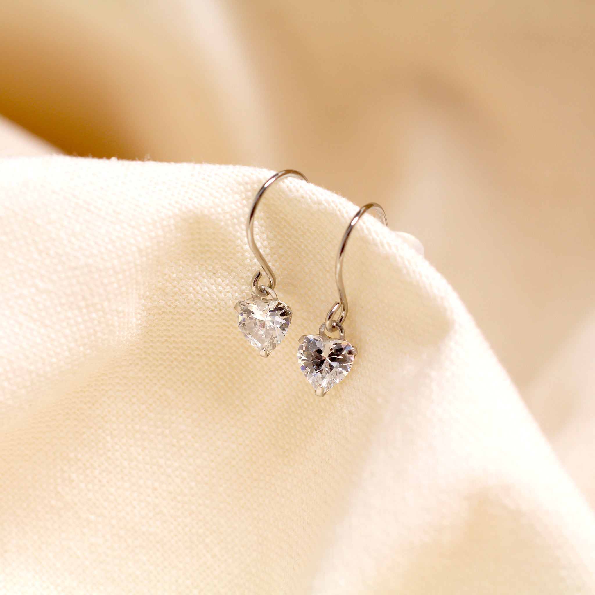 キュービックジルコニア プラチナピアス(ハートシェイプカット)《25N02509》