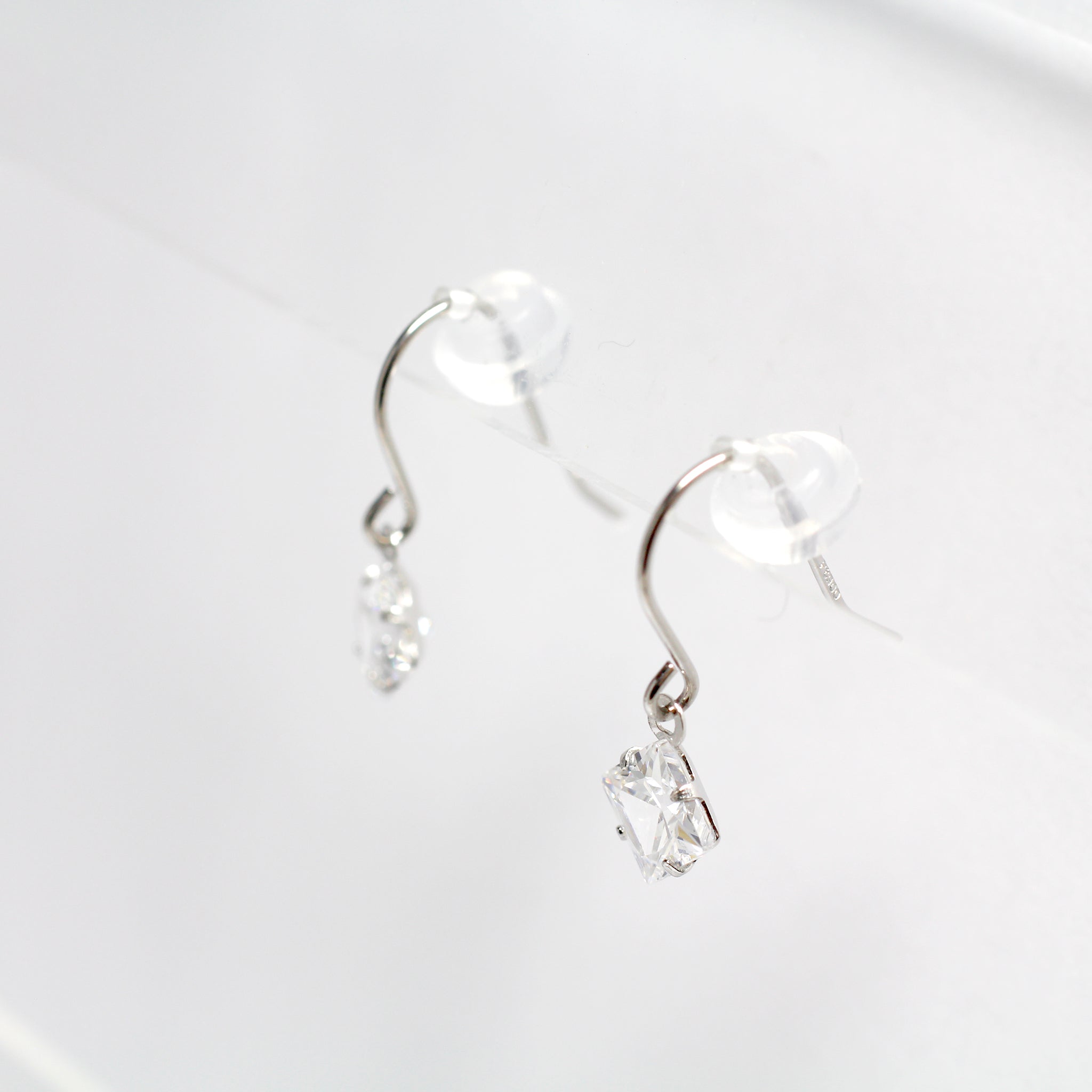 キュービックジルコニア プラチナピアス(スクエアカット)《25N02510》