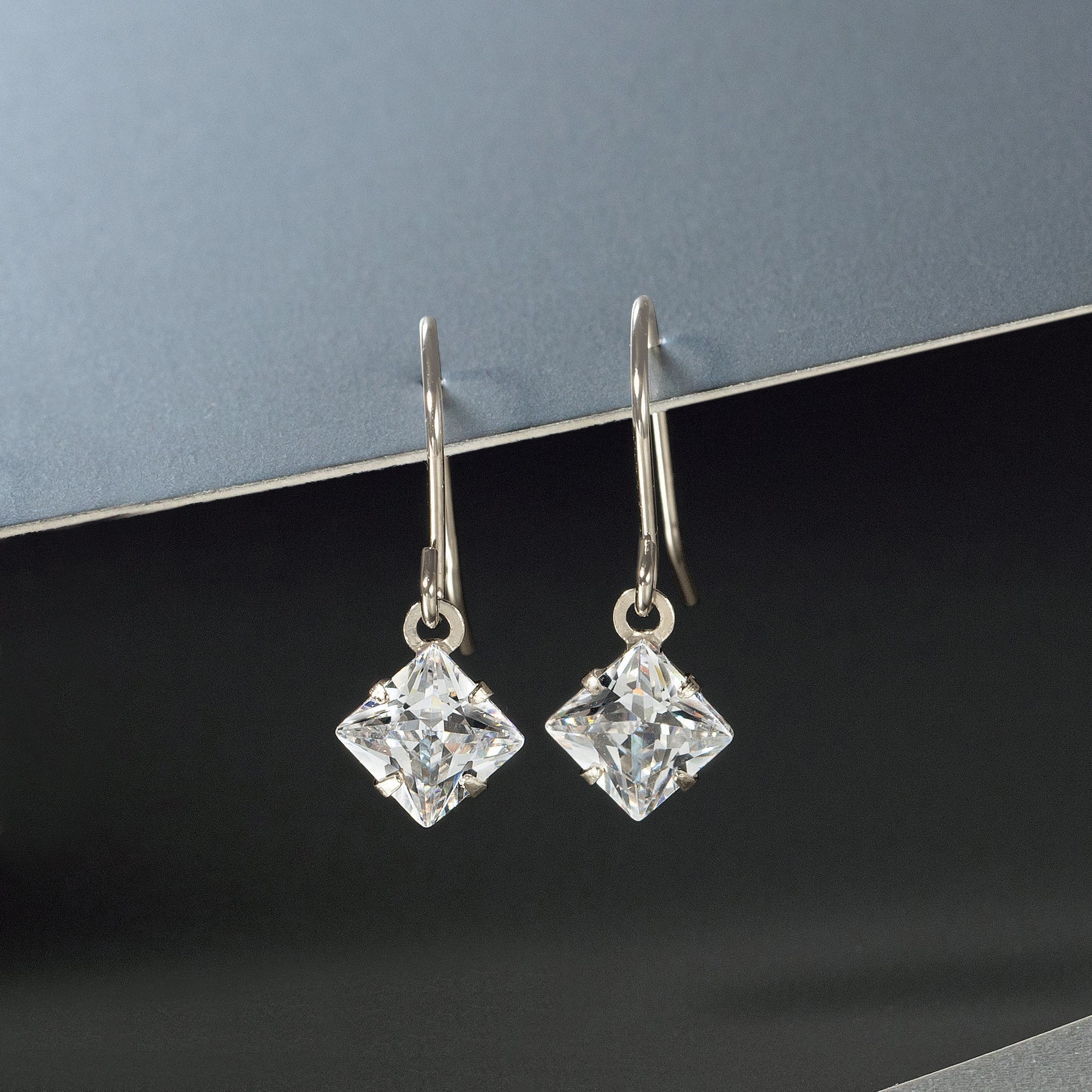 キュービックジルコニア プラチナピアス(スクエアカット)《25N02510》