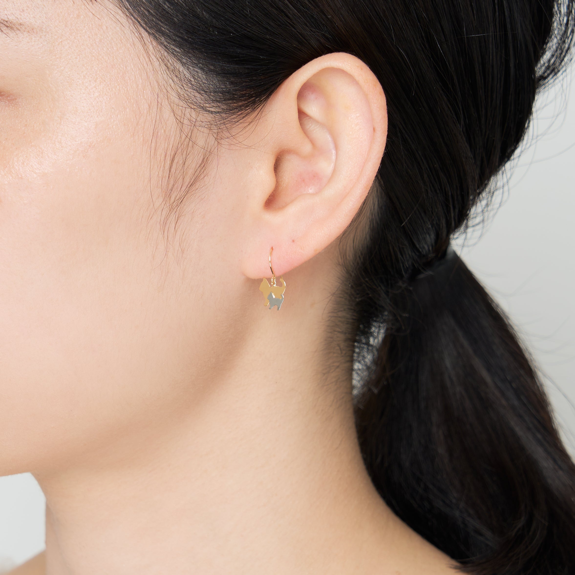 プラチナ/K18ピアス(コンビカラー/ネコモチーフ)《25N02904》