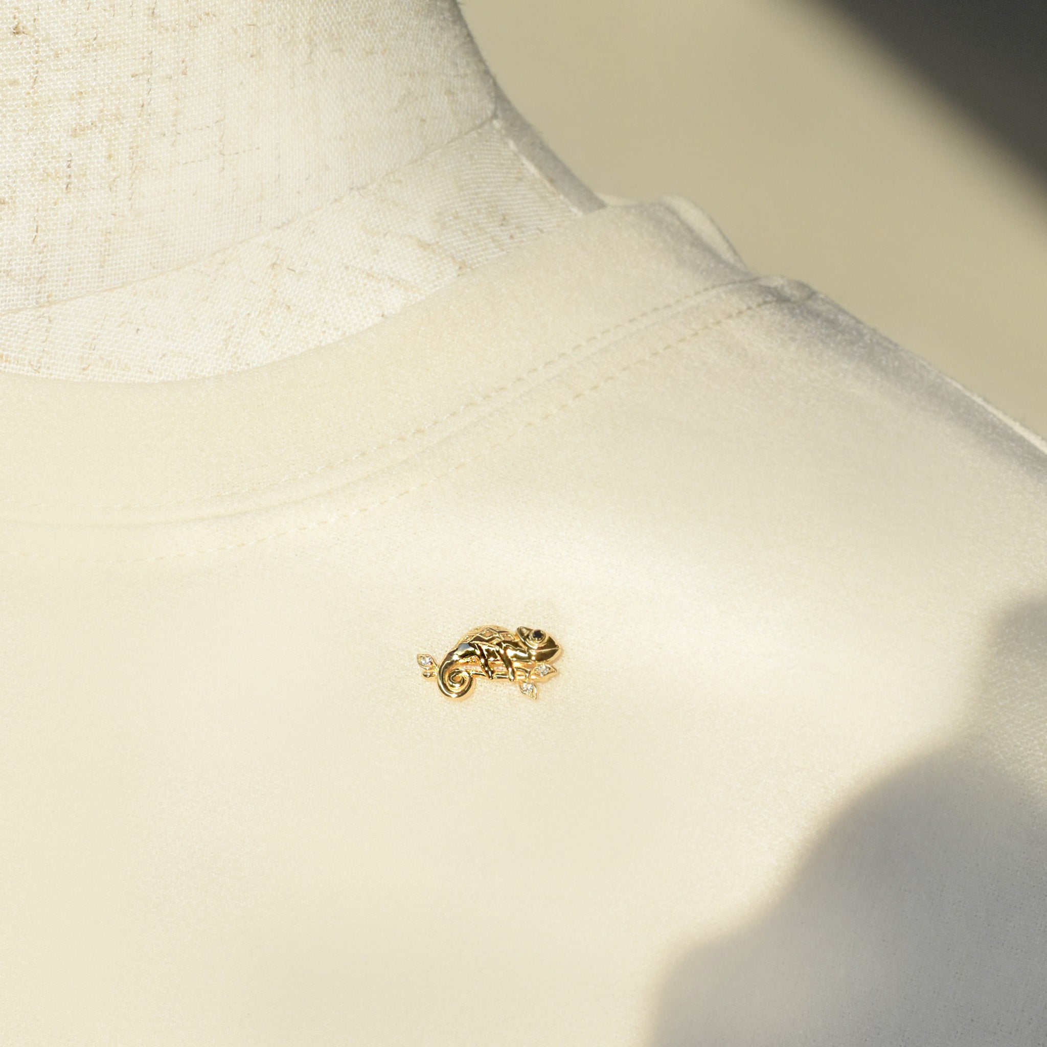 ブラックダイヤモンド/ホワイトトパーズ シルバーブローチ(カメレオンモチーフ/4月誕生石)《25N02905》