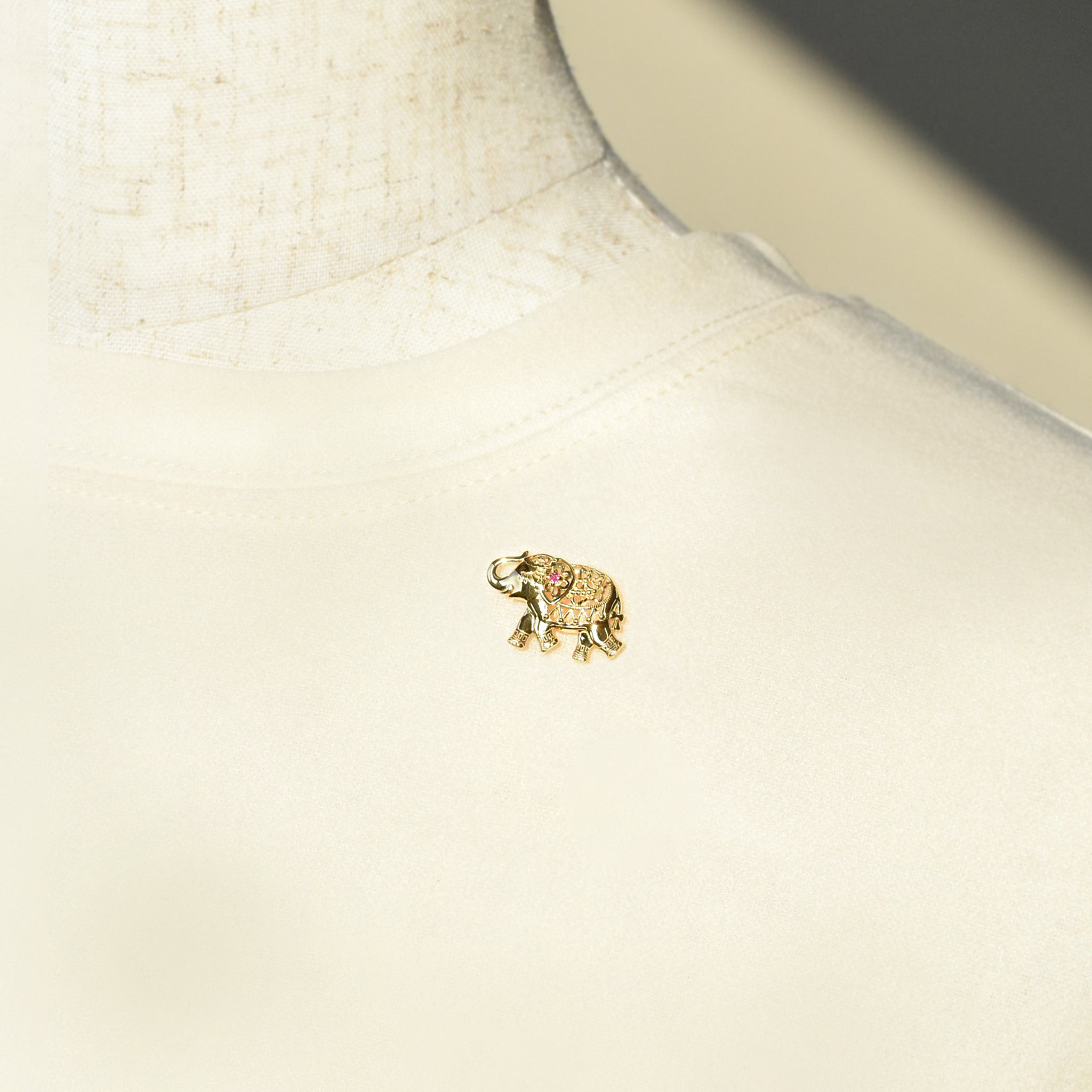 ルビー シルバーブローチ(ゾウモチーフ/7月誕生石)《25N02906》