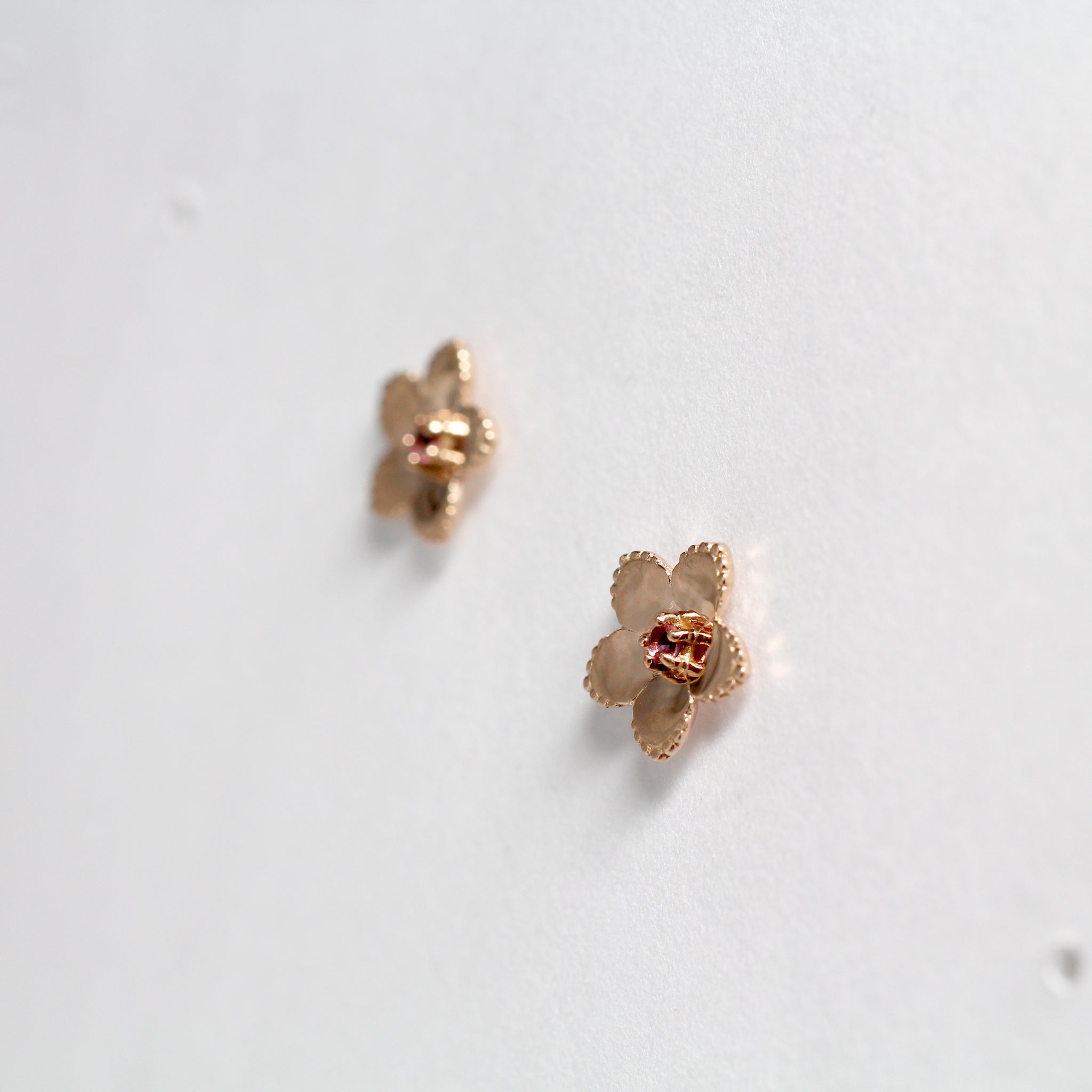 ピンクトルマリン K10ピアス(フラワーモチーフ/10月誕生石)《25N02912》