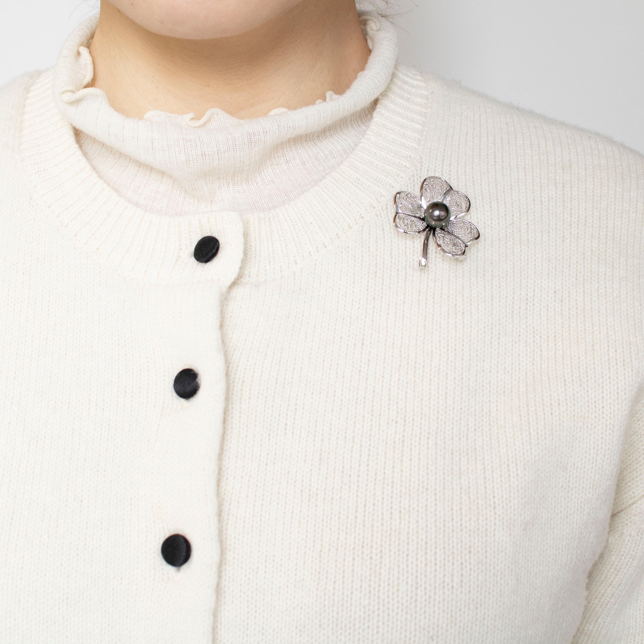 パール シルバーブローチ(黒蝶真珠/9mm/クローバーモチーフ/6月誕生石)《25N03004》