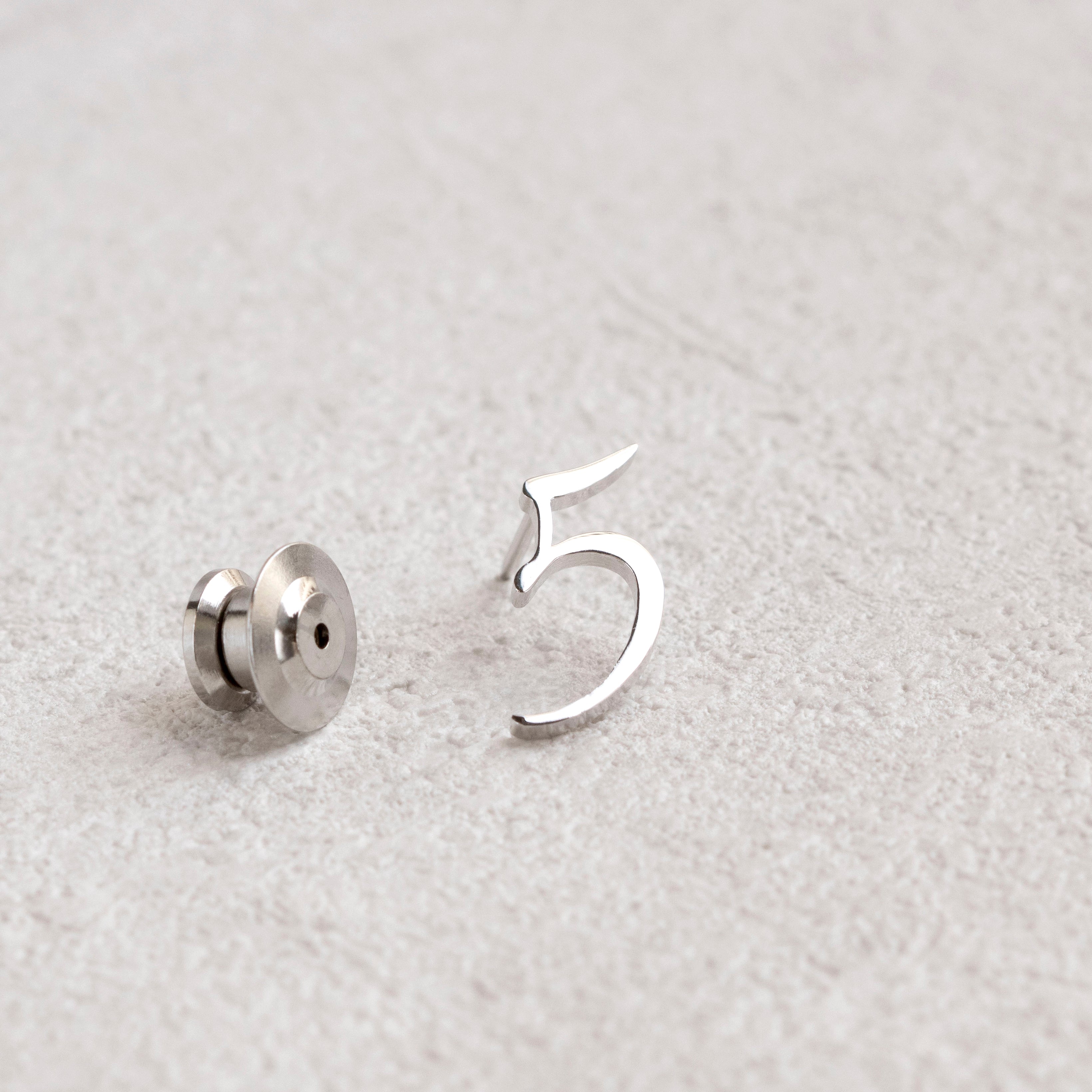 シルバーブローチ(5/数字モチーフ)《25N03606-5》