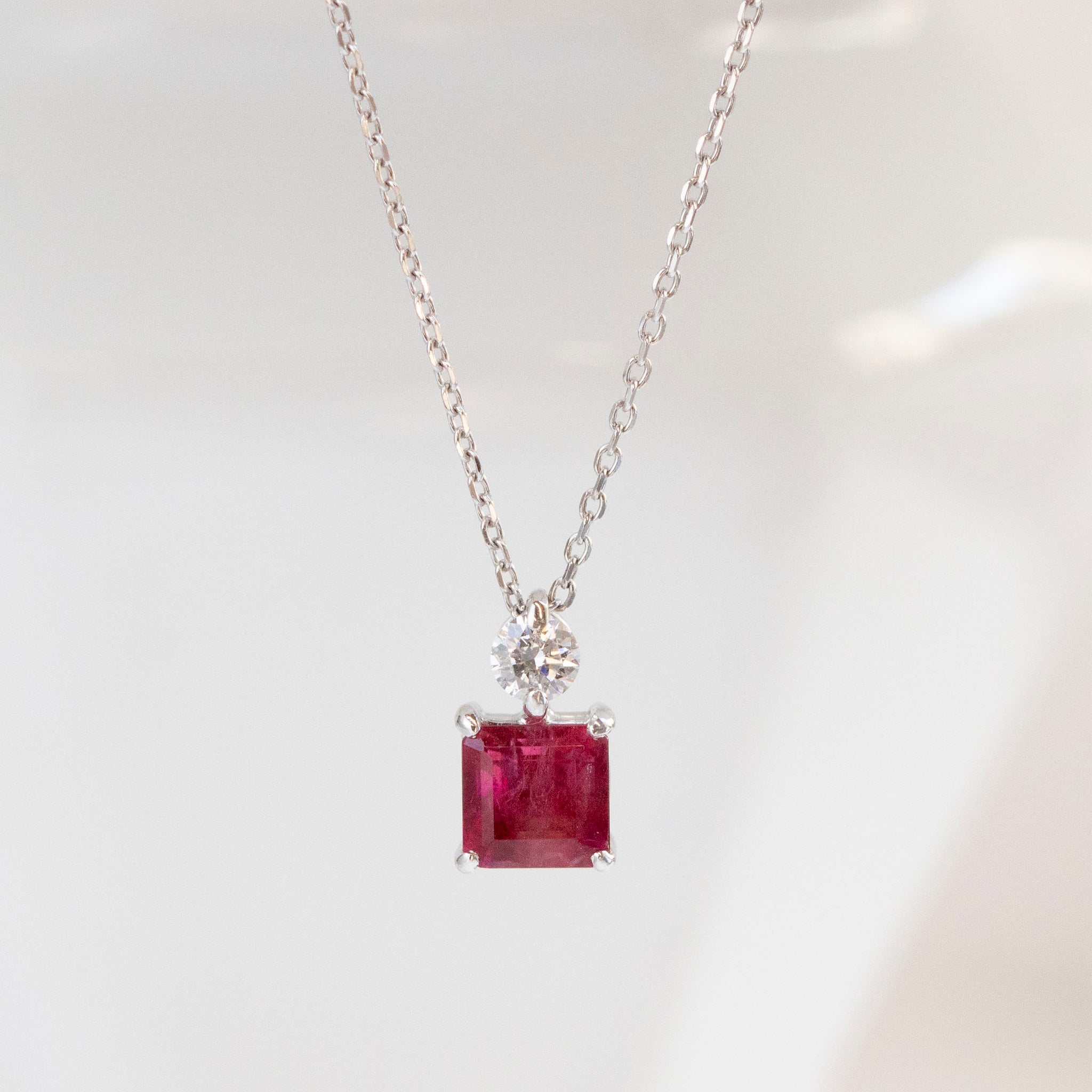 【限定1点】レッドベリル/ダイヤモンド プラチナネックレス(0.4カラット/エメラルドカット/鑑別書付き)《25T10116》