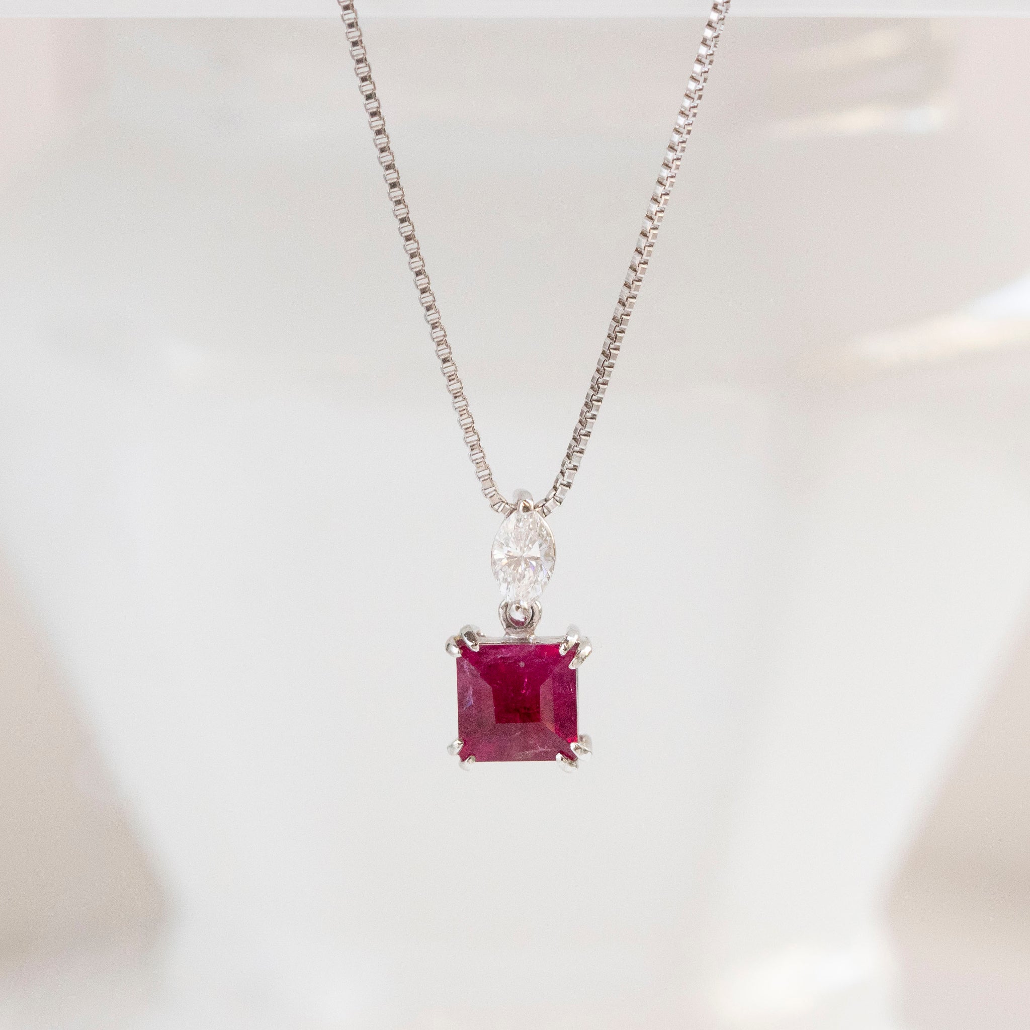 【限定1点】レッドベリル/ダイヤモンド プラチナネックレス(0.5カラット/エメラルドカット/鑑別書付き)《25T10117》