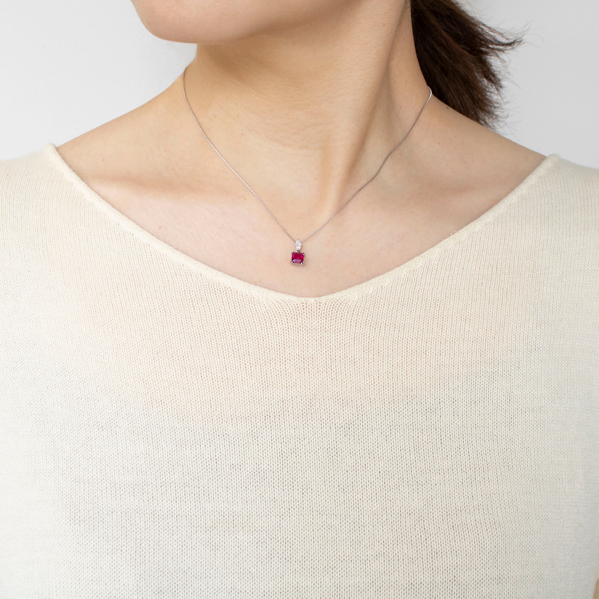 【限定1点】レッドベリル/ダイヤモンド プラチナネックレス(0.5カラット/エメラルドカット/鑑別書付き)《25T10117》