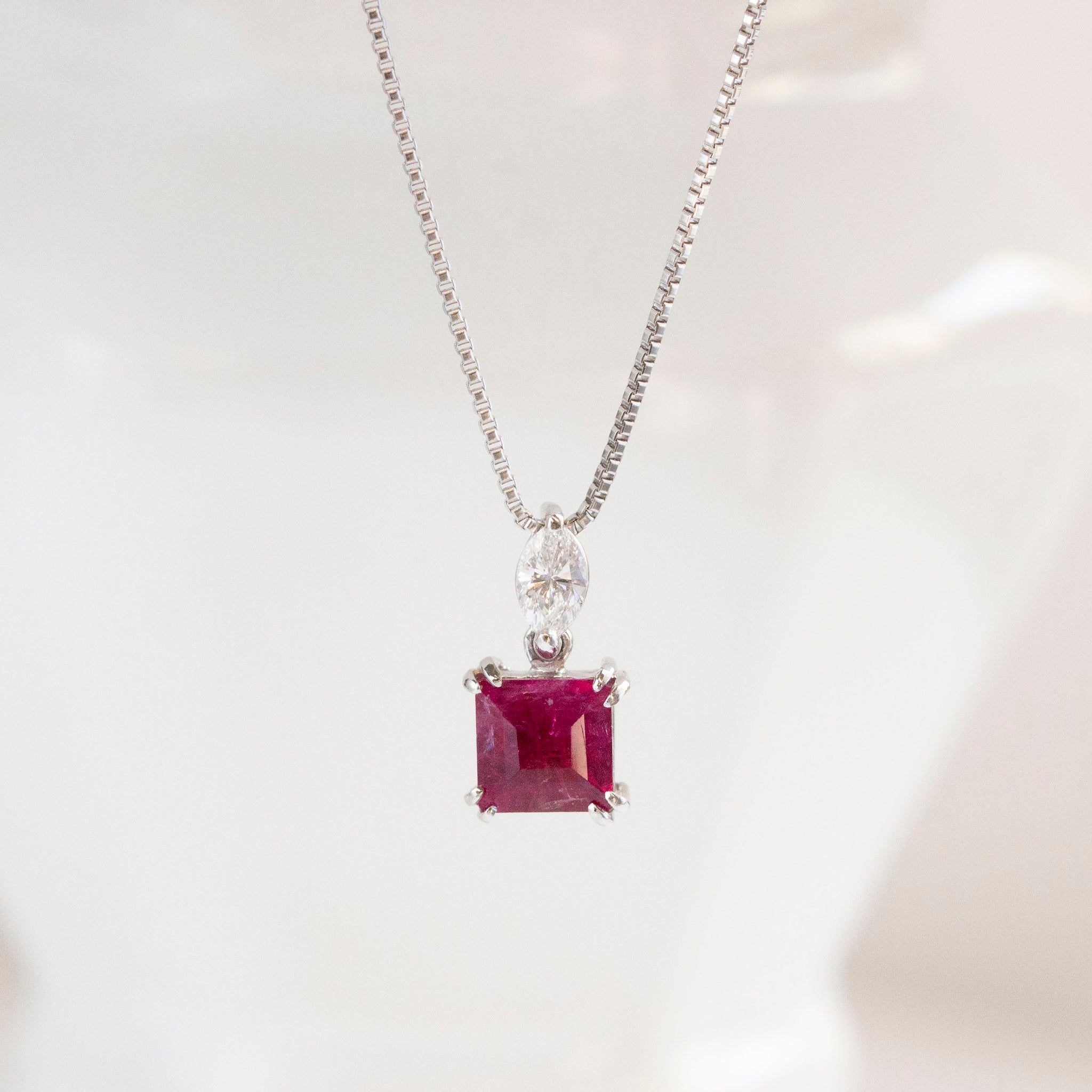 【限定1点】レッドベリル/ダイヤモンド プラチナネックレス(0.5カラット/エメラルドカット/鑑別書付き)《25T10117》