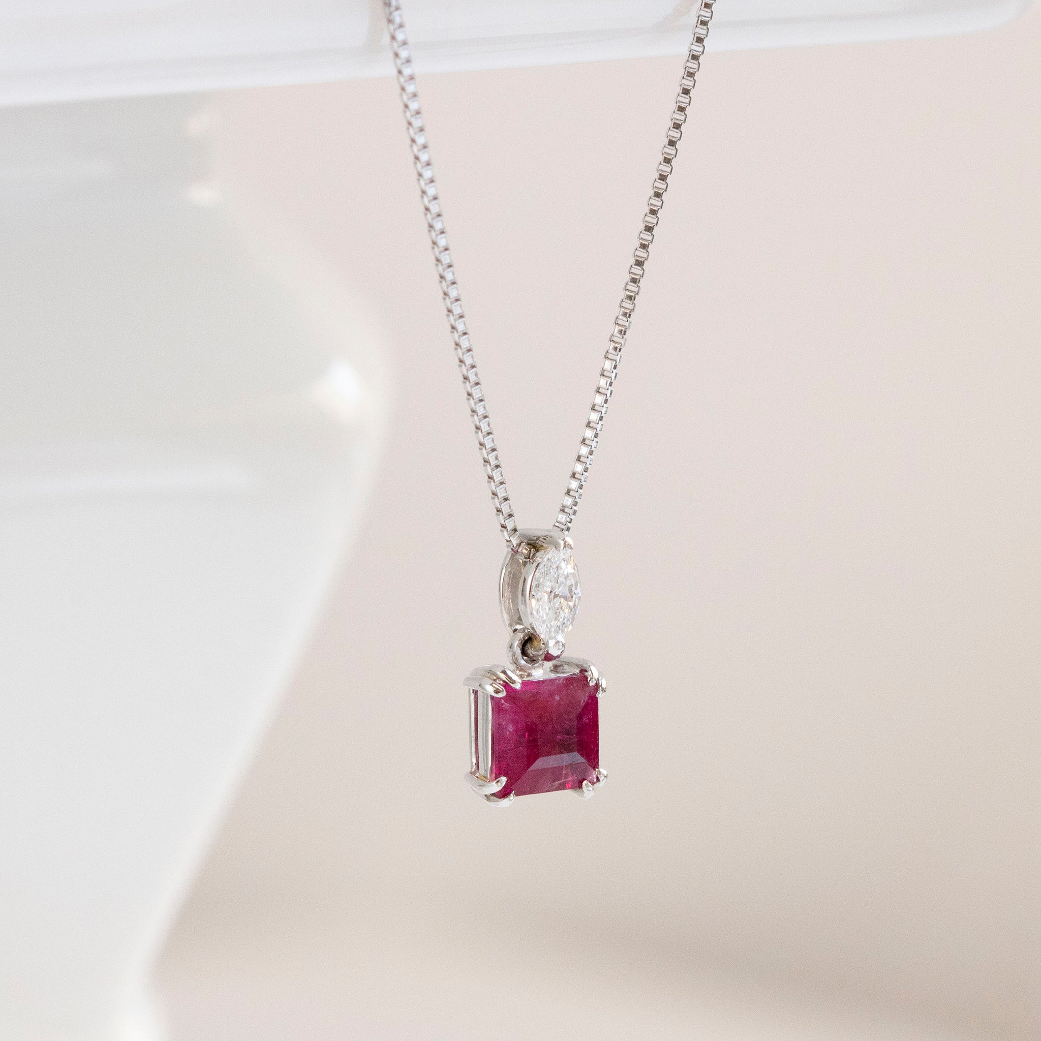 【限定1点】レッドベリル/ダイヤモンド プラチナネックレス(0.5カラット/エメラルドカット/鑑別書付き)《25T10117》