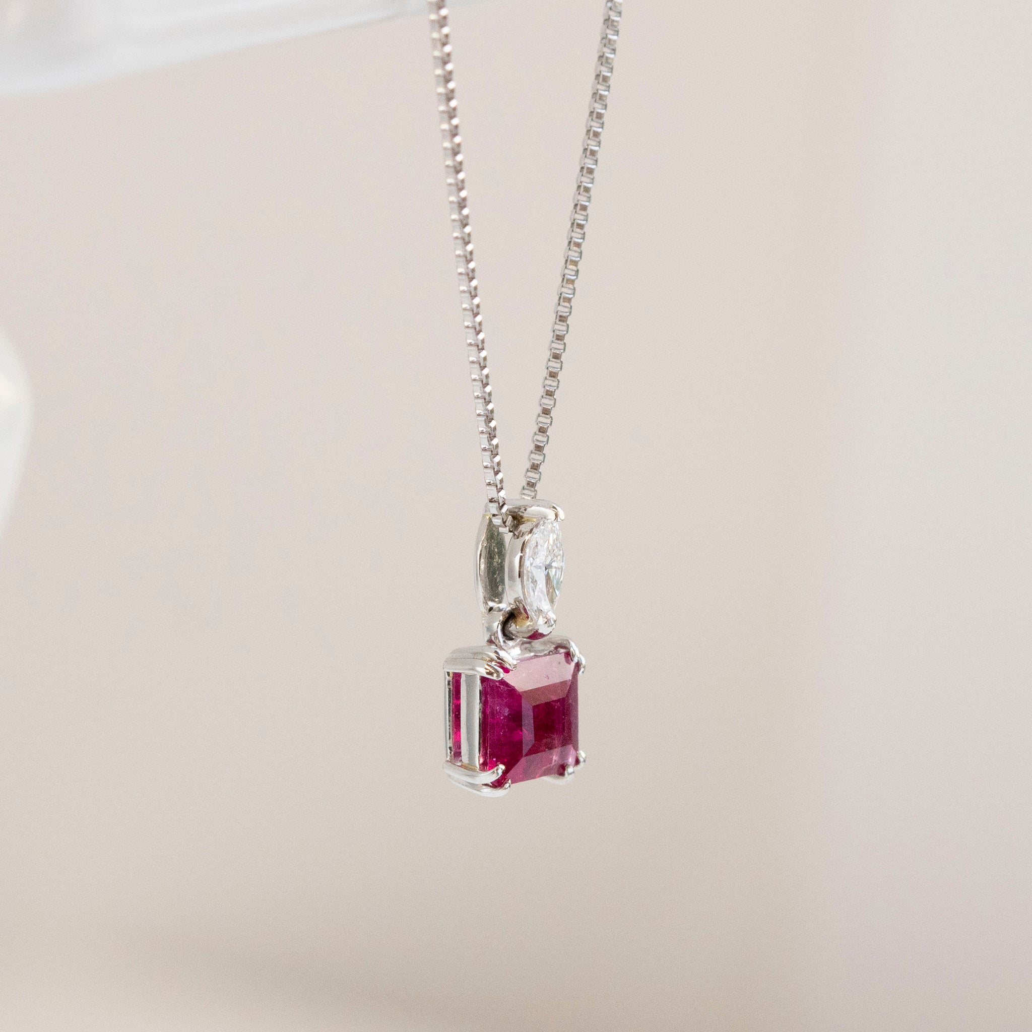 【限定1点】レッドベリル/ダイヤモンド プラチナネックレス(0.5カラット/エメラルドカット/鑑別書付き)《25T10117》