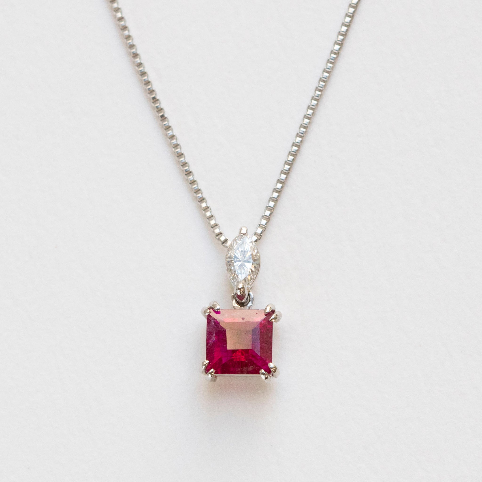 【限定1点】レッドベリル/ダイヤモンド プラチナネックレス(0.5カラット/エメラルドカット/鑑別書付き)《25T10117》